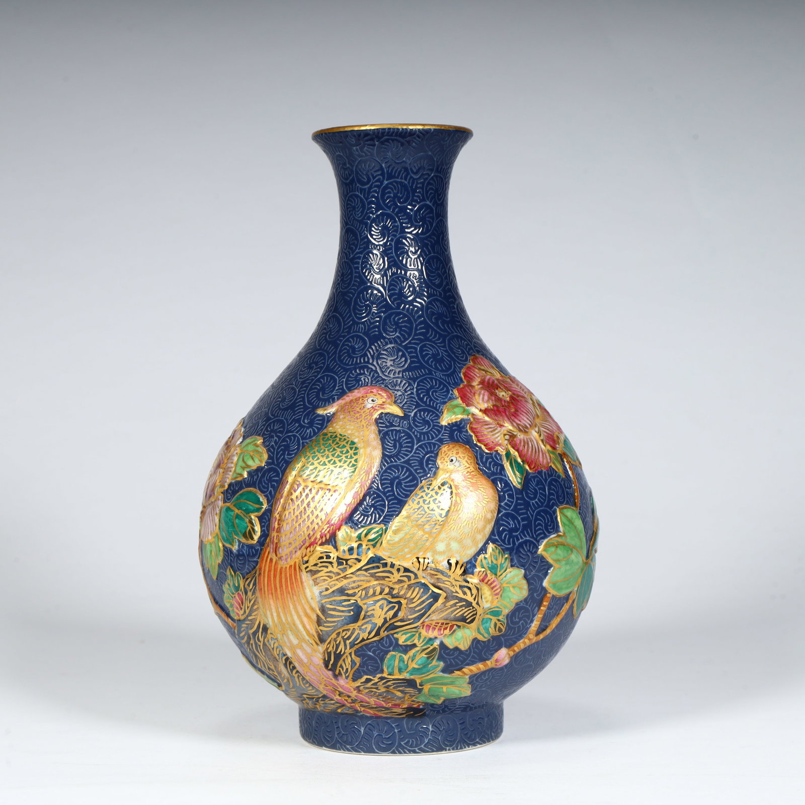 A fine Qing Dynasty blue-ground famille rose with gold-painted golden pheasant and peony motif jade: Qing Dynasty blue-ground jade pot spring vase with famille rose and gilded brocade pheasant and peony motifsSIZE:H: 17cm L: 10.5cm W: 10.5cm W: 605g(The Dimensions Of All Batches Are Manually Measured
