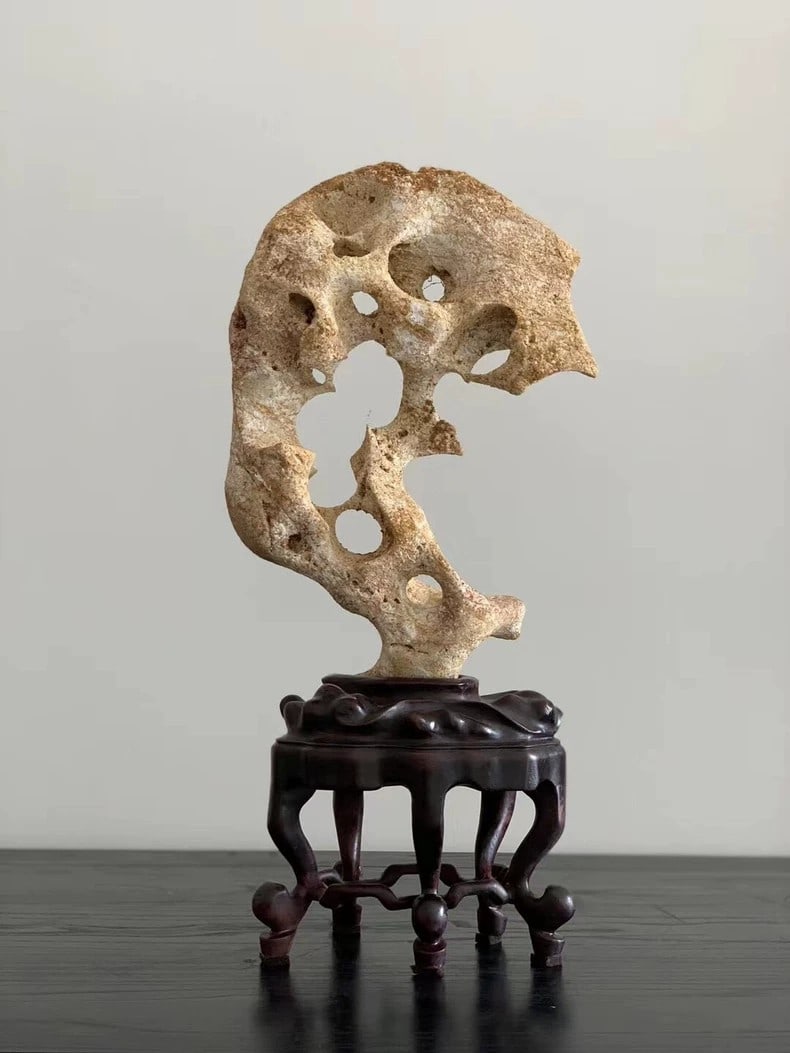 A beautiful piece of Taihu stone floating cloud peak: Taihu Stone Floating Clouds and Mountain PassesSIZE:L:20cm W:11cm H:41cm(The Dimensions Of All Batches Are Manually Measured.If You Need More Detailed Information, Please Contact Our Customer Service 