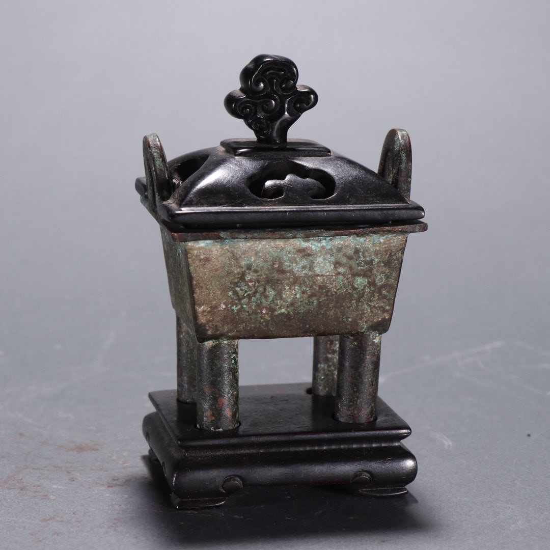 A beautiful Qing Dynasty bronze tripod-style incense burner: Qing Dynasty bronze tripod-style incense burnerSIZE:H:10cm W:6.5cm W:140g(The Dimensions Of All Batches Are Manually Measured.If You Need More Detailed Information, Please Contact Our Customer Service