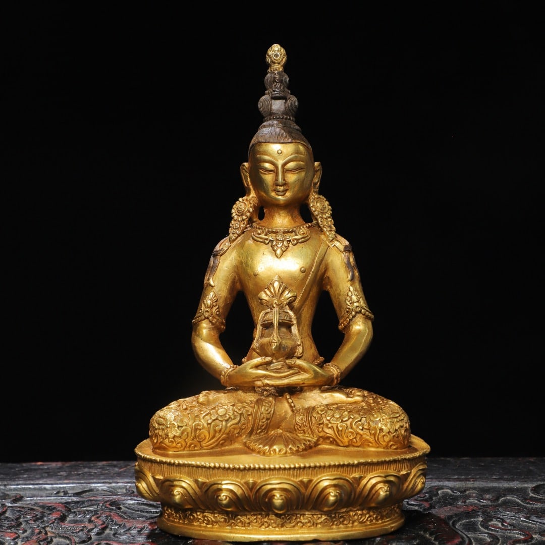 A beautiful Qing Dynasty bronze gilt statue of the Longevity Buddha: Qing Dynasty gilt bronze statue of the Longevity BuddhaSIZE:H:19cm W:11cm W:0.7kg(The Dimensions Of All Batches Are Manually Measured.If You Need More Detailed Information, Please Contact Our Customer