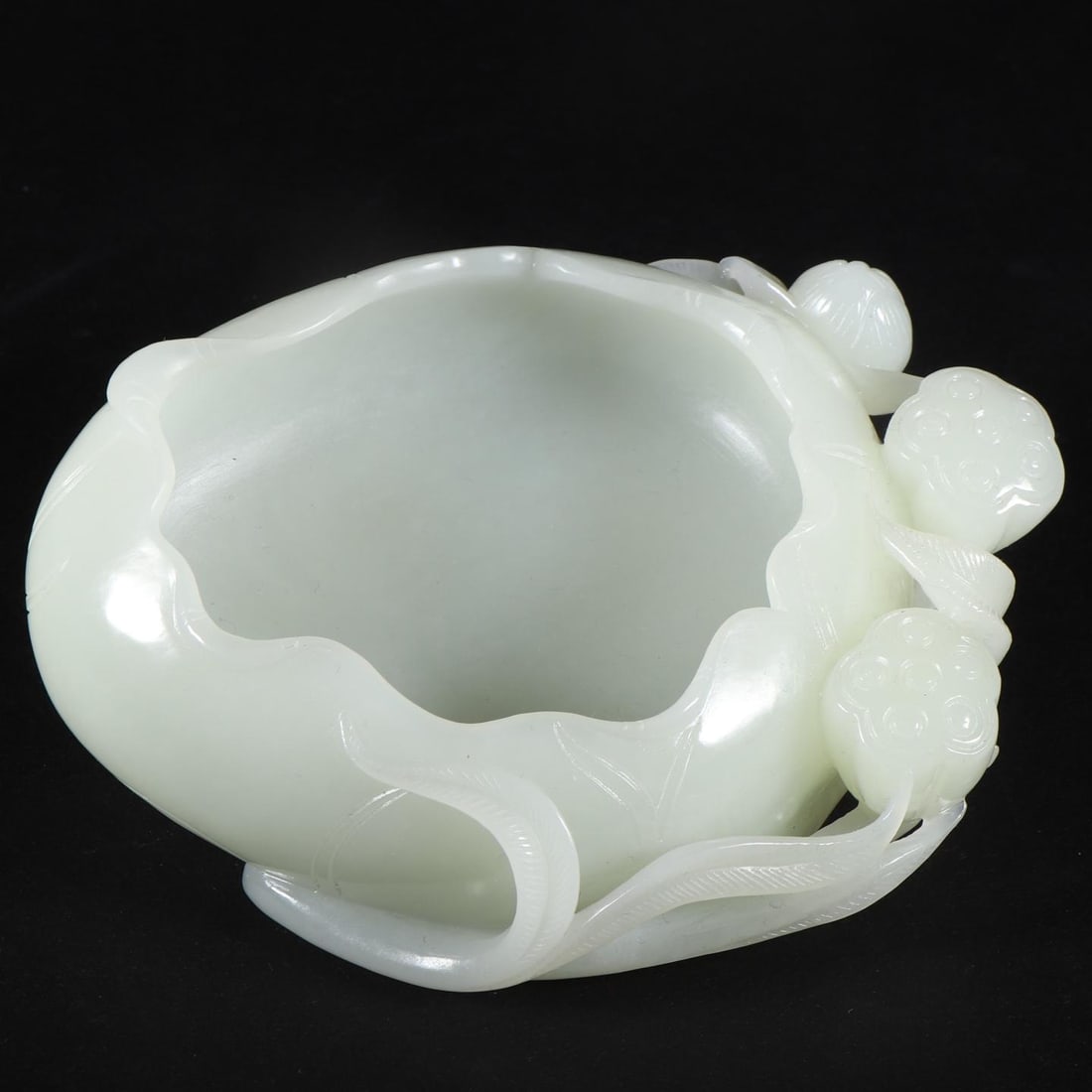 A beautiful washed lotus-shaped floral pattern from Hetian, Xinjiang, Xinjiang from the Qing Dynasty (1 of 9)