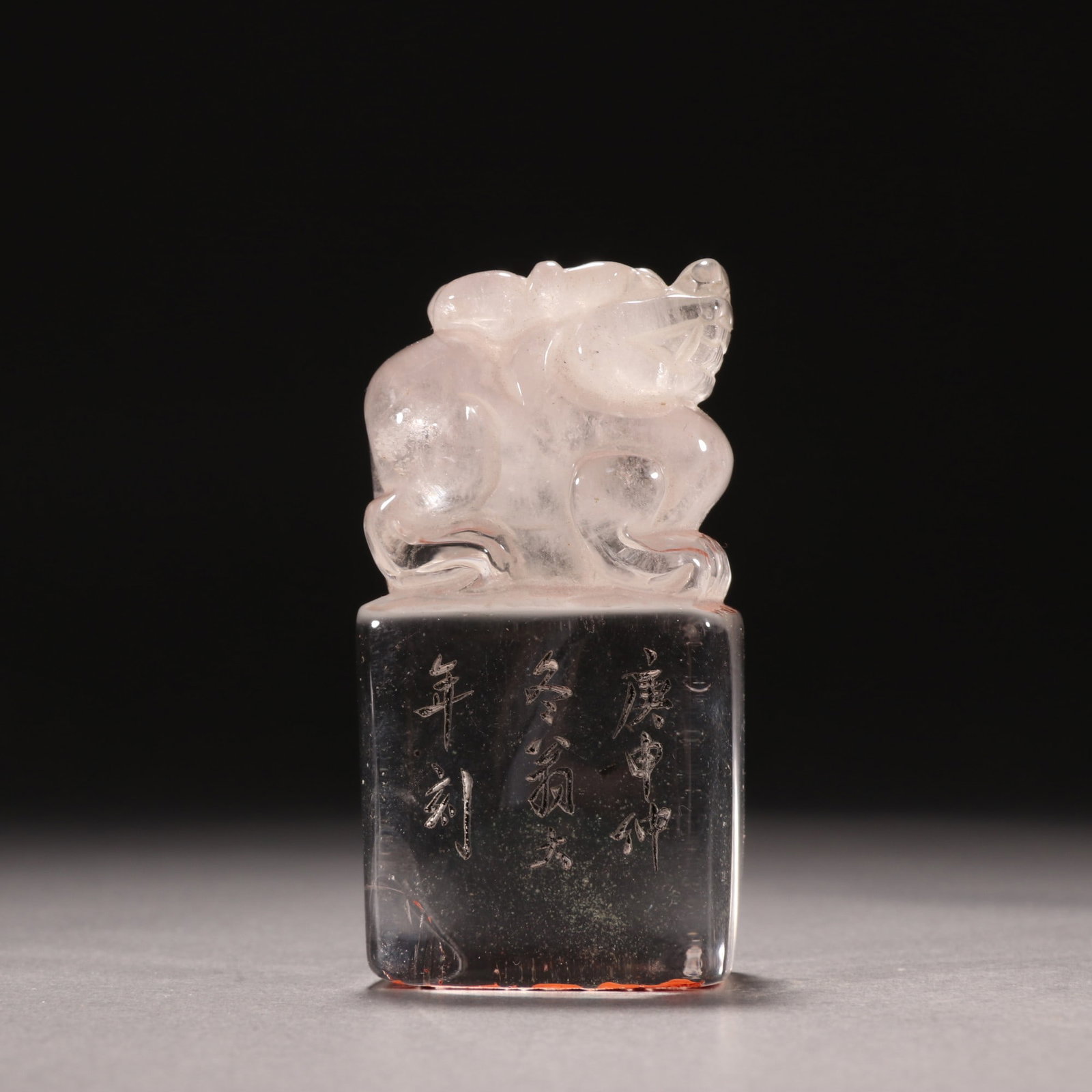 A fine Qing Dynasty crystal auspicious beast knob seal: Qing Dynasty crystal auspicious beast knob sealSIZE:H:6.6cm W:3.37cm W:116.9g(The Dimensions Of All Batches Are Manually Measured.If You Need More Detailed Information, Please Contact Our Customer Ser