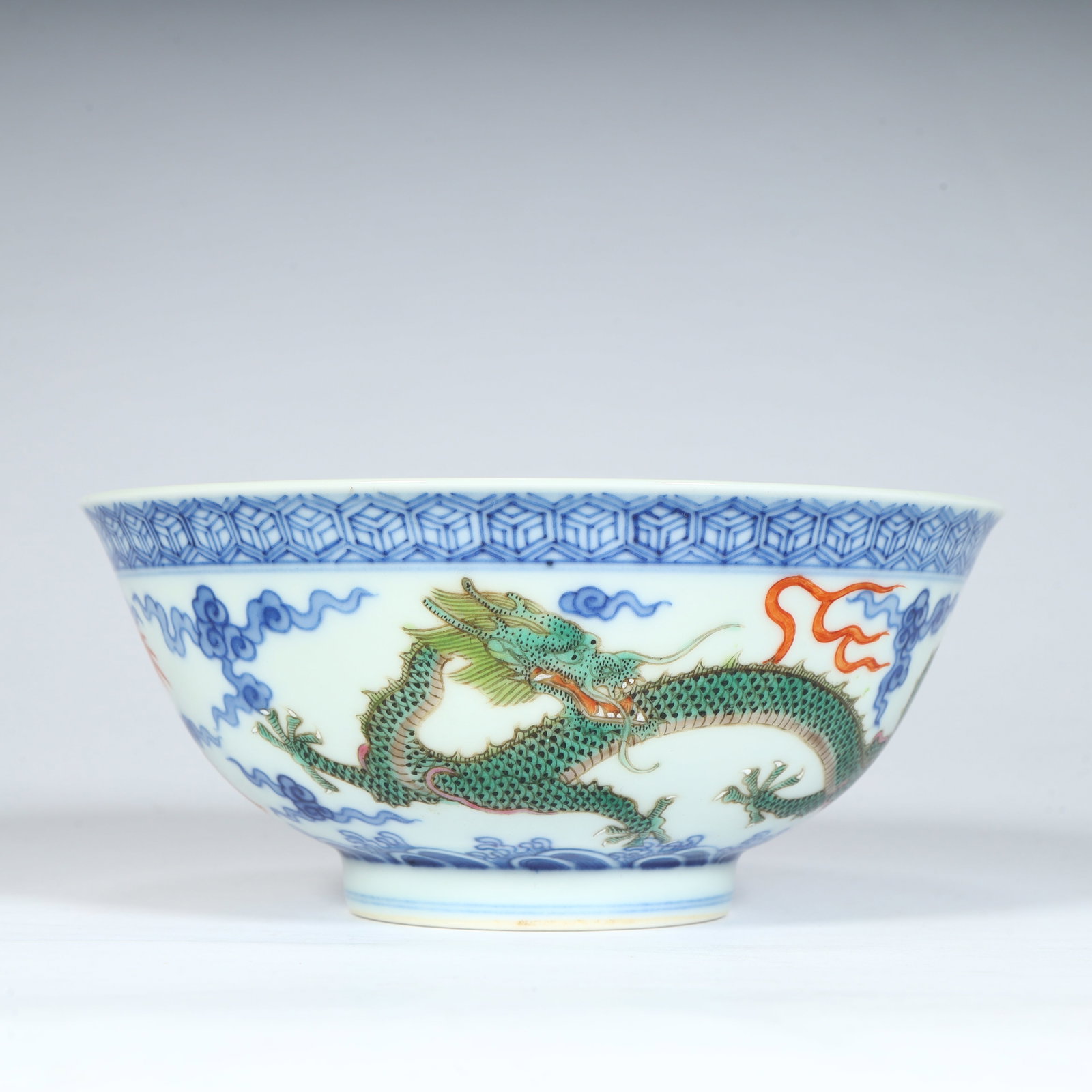 A beautiful Qing Dynasty blue-and-white bowl with multicolored cloud and dragon patterns (1 of 10)