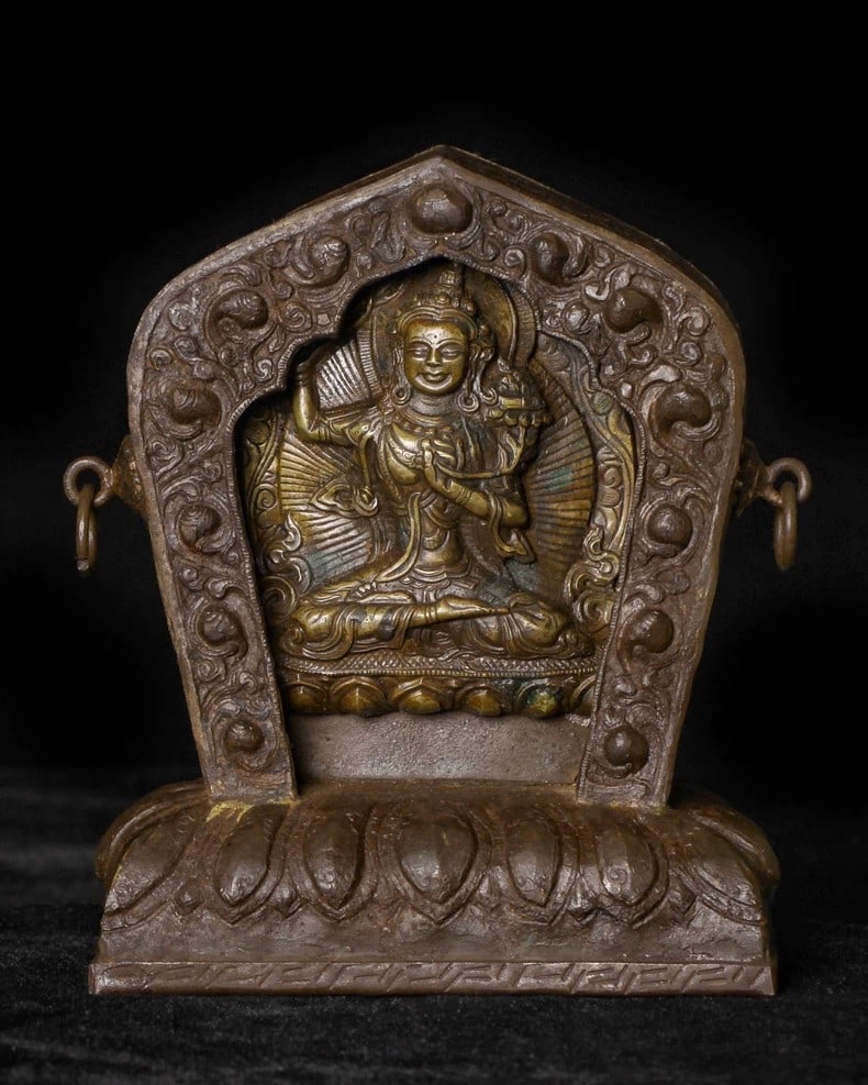 A fine Ming Dynasty iron-carved Gawu box contains Manjushri Bodhisattva: The Ming dynasty iron carved Gawu box contains Manjushri BodhisattvaSIZE:H:17cm W:13cm(The Dimensions Of All Batches Are Manually Measured.If You Need More Detailed Information, Please Contact Our Cus