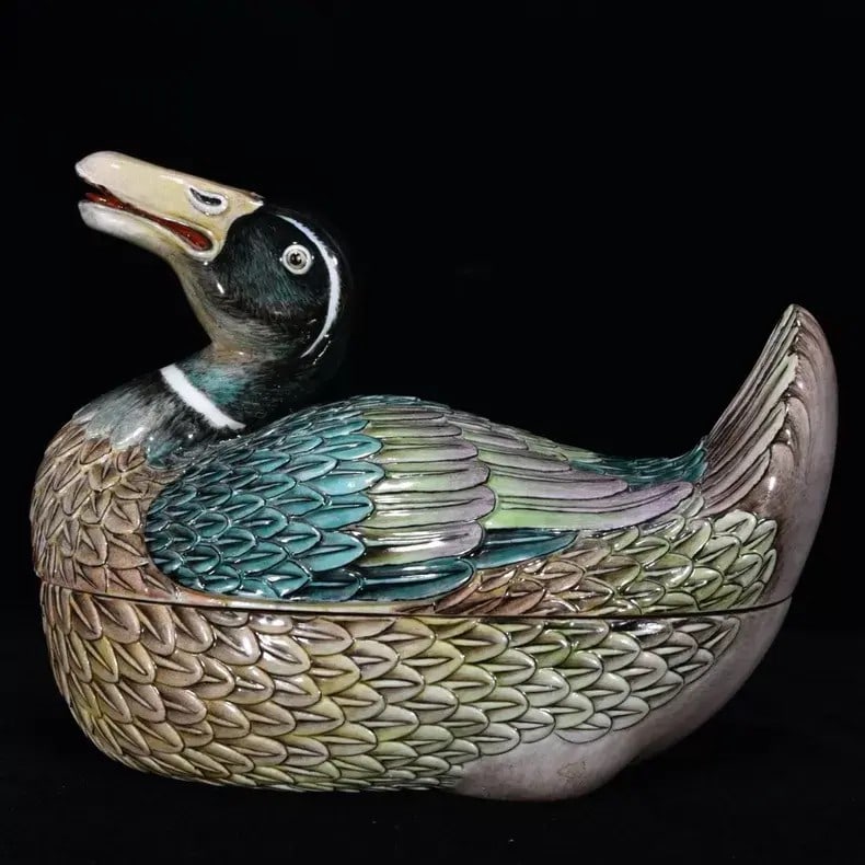 A fine duck-shaped box with poetry inscriptions from the Qing Dynasty: A duck-shaped box with poetry inscriptions in the Qing DynastySIZE:H:14cm D:18cm(The Dimensions Of All Batches Are Manually Measured.If You Need More Detailed Information, Please Contact Our Customer 
