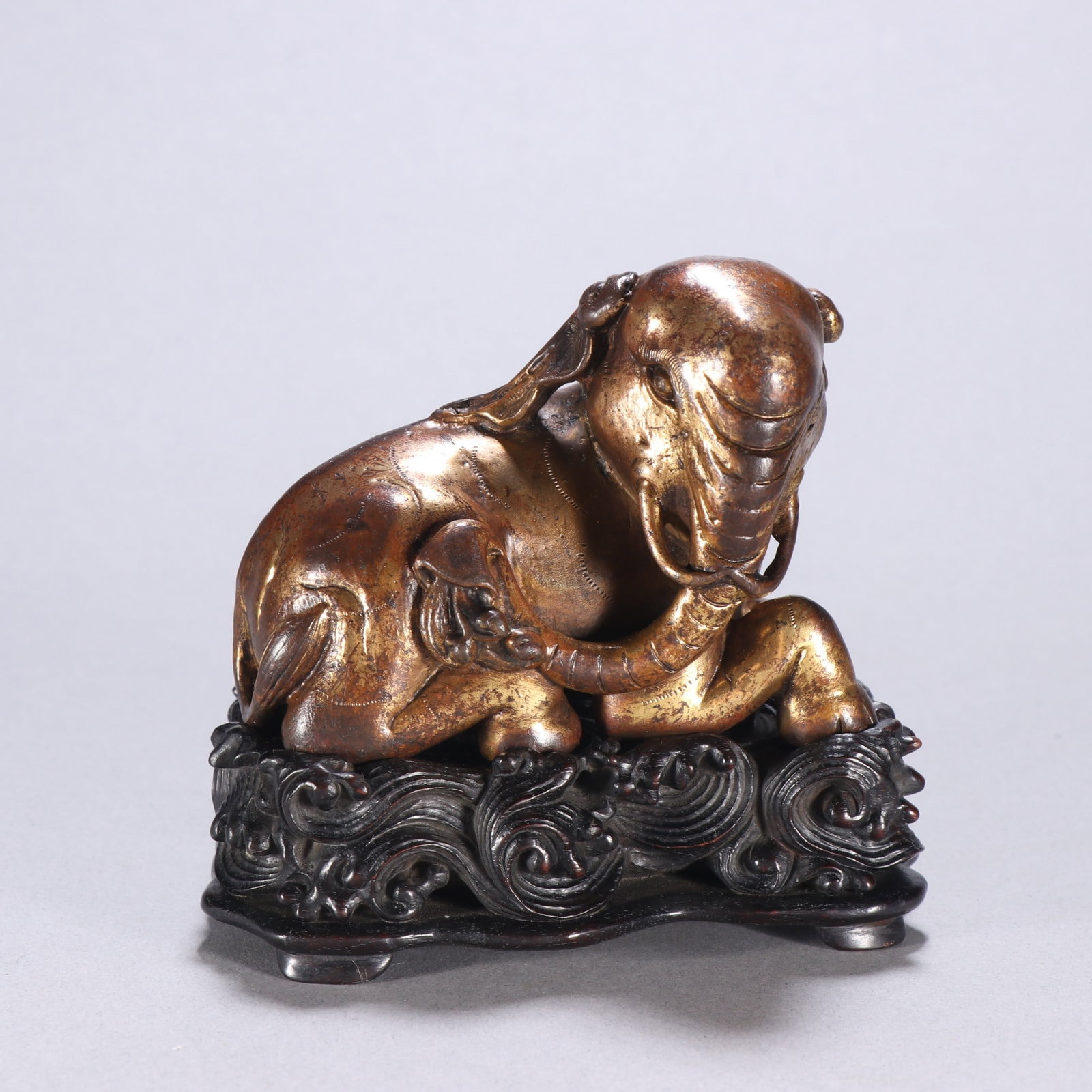 A fine gilt bronze elephant ornament from the Ming Dynasty: Ming Dynasty gilt bronze elephant ornamentSIZE:H:6.4cm W:8.3cm W:810g(The Dimensions Of All Batches Are Manually Measured.If You Need More Detailed Information, Please Contact Our Customer Service Bef