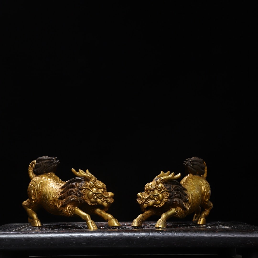 A beautiful Qing Dynasty copper gilt copywriting ornament with a qilin ornament: Qing Dynasty gilt bronze copywriting ornament Qilin ornamentSIZE: L:24cm W:12cm Total W:2.3kg(The Dimensions Of All Batches Are Manually Measured.If You Need More Detailed Information, Please Contact 
