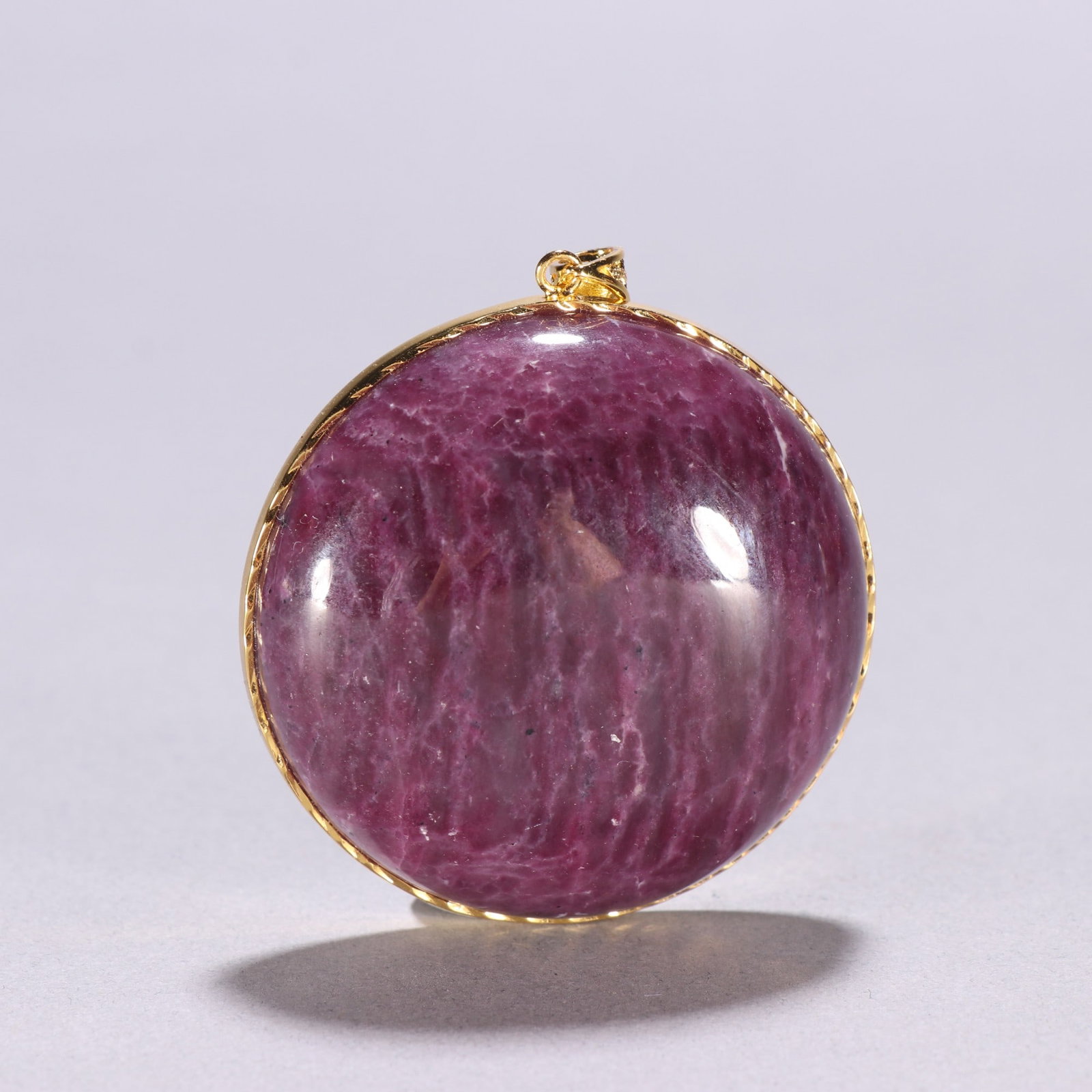 A fine Qing Dynasty ruby gold-plated pendant: Qing Dynasty Ruby Gold-Plated PendantSIZE:W:5cm W:76.8g(The Dimensions Of All Batches Are Manually Measured.If You Need More Detailed Information, Please Contact Our Customer Service Before Bidding.)