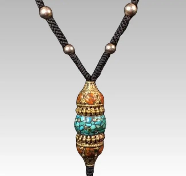 A fine Qing Dynasty Tibetan high-inlay two-tone gemstone collarbone chain: Qing Dynasty Tibetan high-inlay two-tone jeweled collarbone chainSIZE:W:18mm(The Dimensions Of All Batches Are Manually Measured.If You Need More Detailed Information, Please Contact Our Customer Serv