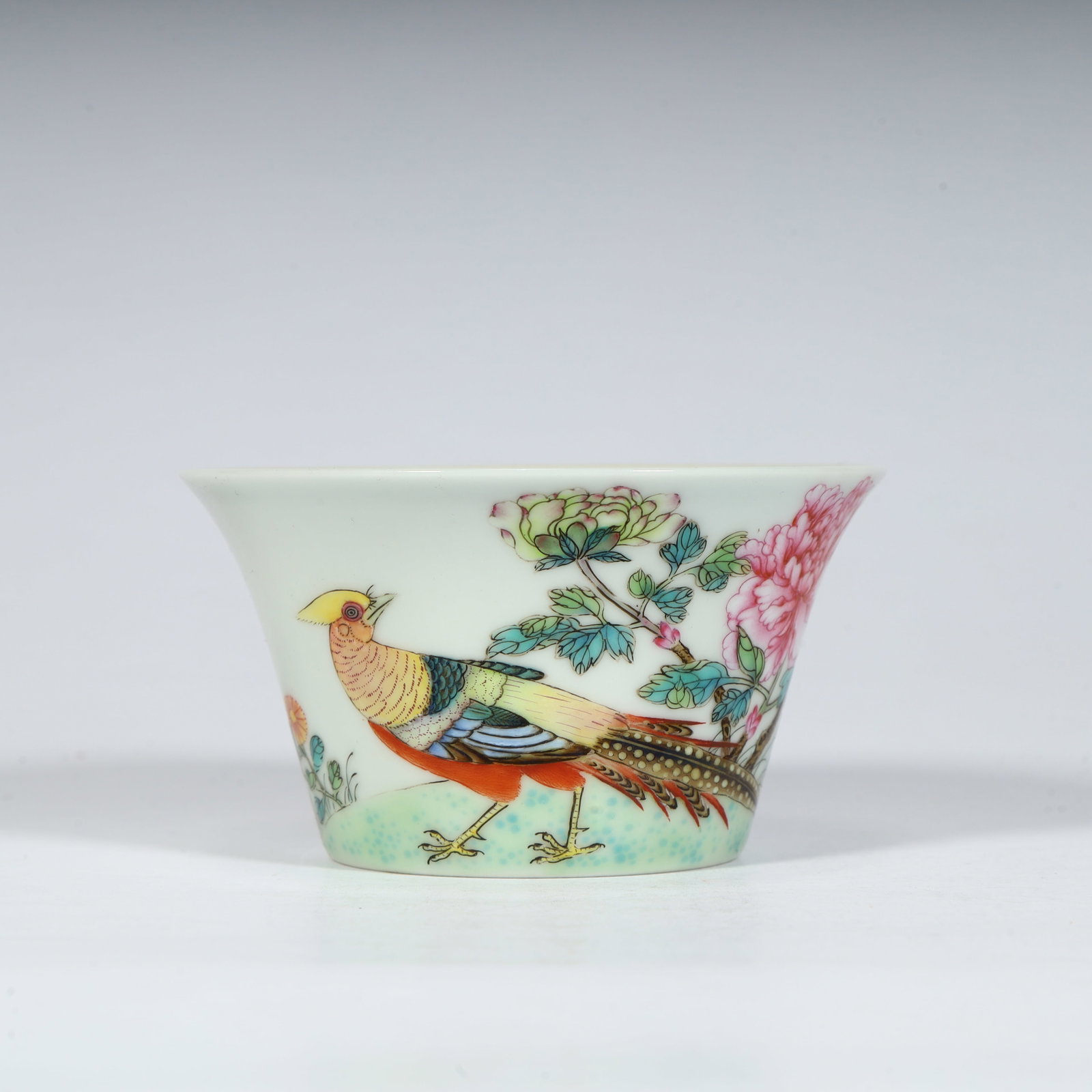 A beautiful Qing Dynasty Qianlong period famille rose golden pheasant peony pattern horseshoe cup: Qing Dynasty Qianlong period famille rose brocade pheasant peony pattern horseshoe cupSIZE:H: 5cm L: 8.8cm W: 8.8cm W: 65.7g(The Dimensions Of All Batches Are Manually Measured.If You Need More Detail