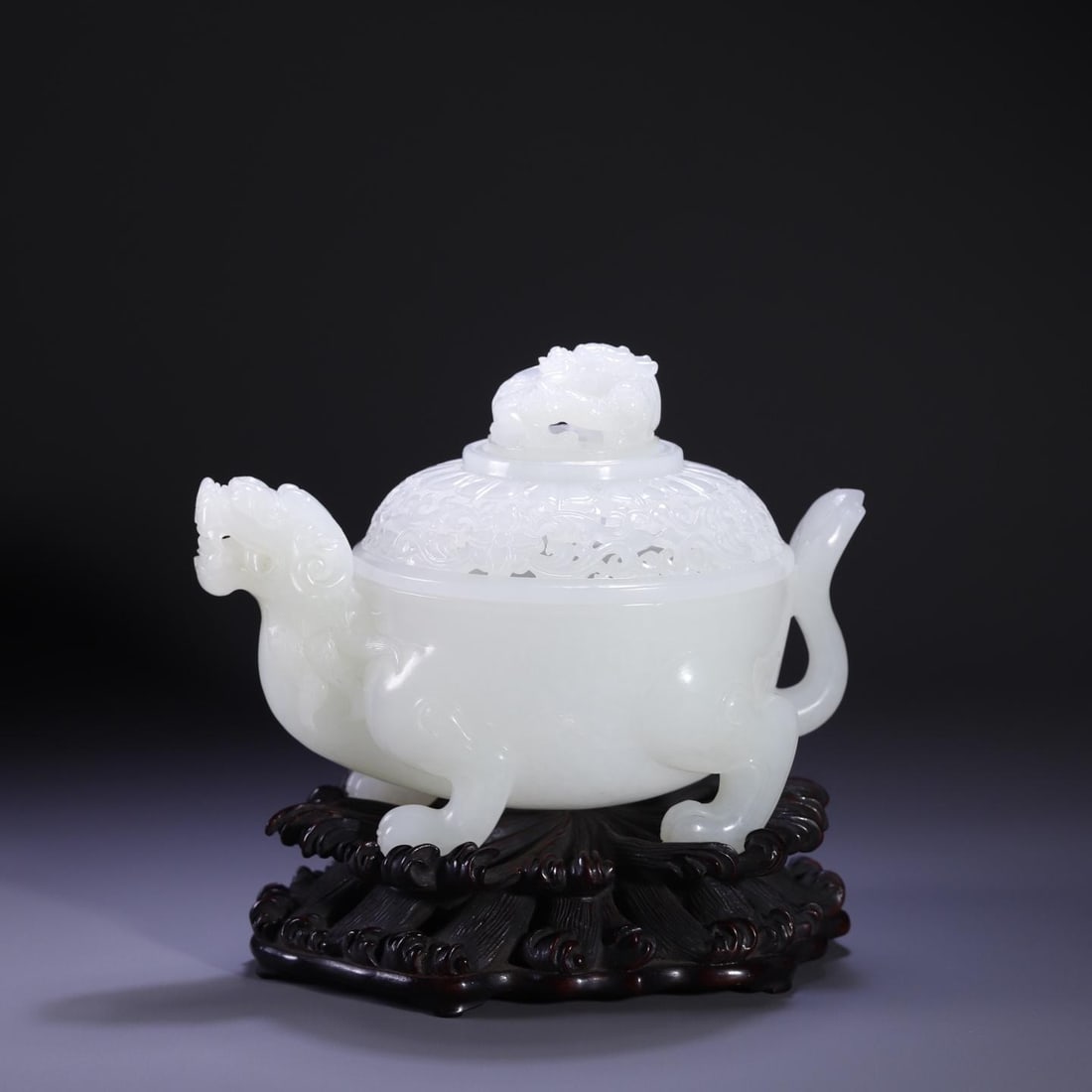 A beautiful Qing Dynasty Hetian jade incense burner: Qing Dynasty Hetian jade incense burnerSIZE: 13.8 x 9.2 x 10.3 cm Net width: 455.7 g(The Dimensions Of All Batches Are Manually Measured.If You Need More Detailed Information, Please Contact Our Custo