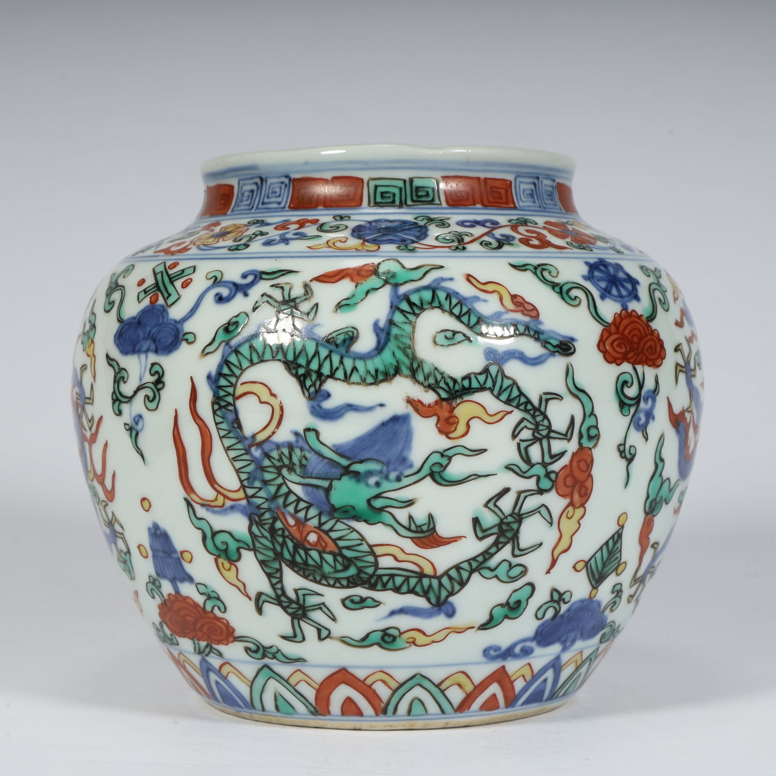A fine Ming Dynasty blue-and-white five-color jar with a dragon pattern through the flower (1 of 10)