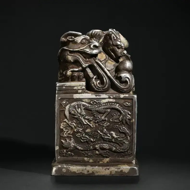A fine old silver seal of a high-grade dragon turtle passed down from Qing Dynasty Tibet: A high-grade ancient silver seal of the dragon turtle from Tibetan lands from the Qing DynastySIZE:H:140mmW:83 mm(The Dimensions Of All Batches Are Manually Measured.If You Need More Detailed Informat