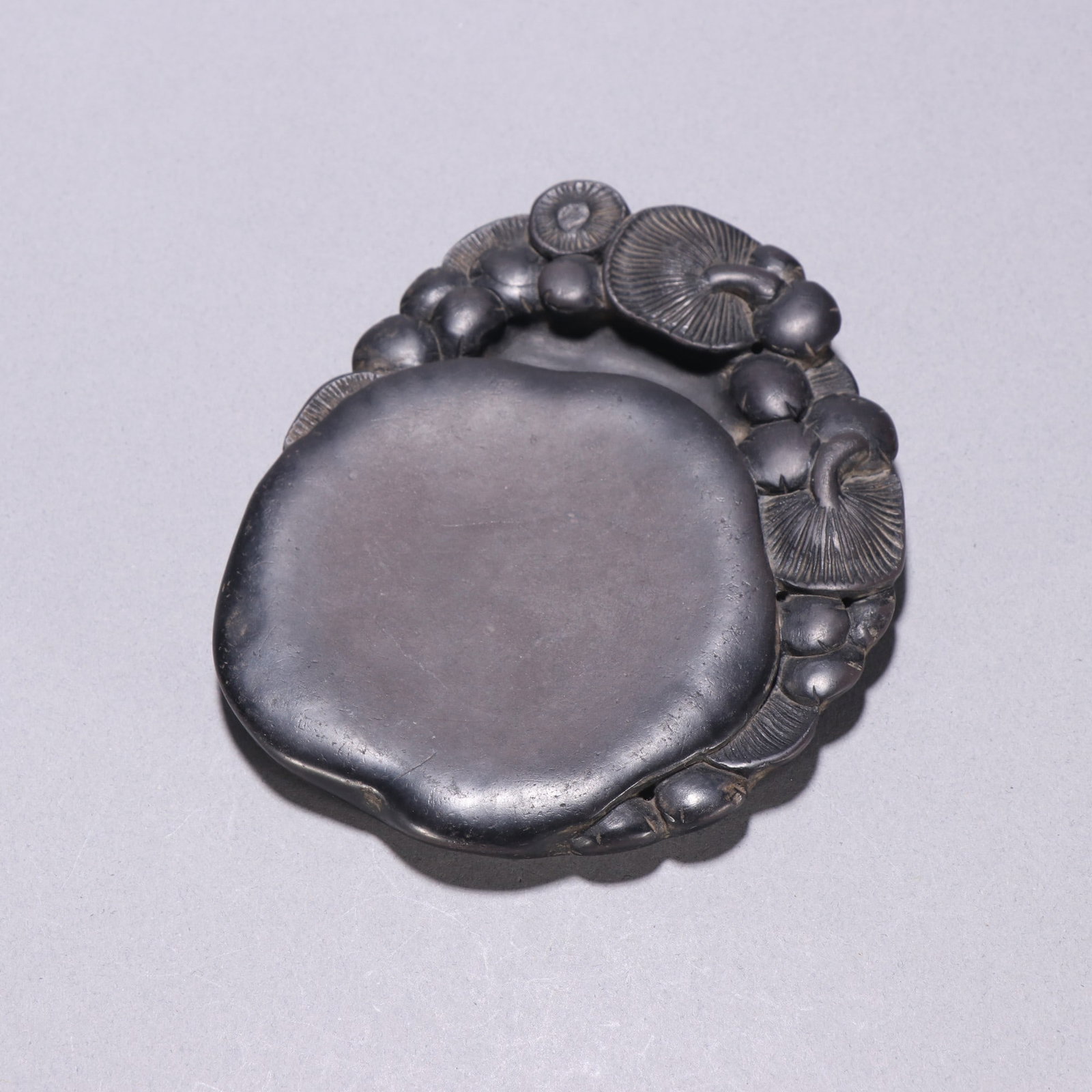 A fine Qing Dynasty Lingzhi-patterned Duan inkstone: Qing Dynasty lingzhi-patterned Duan inkstoneSIZE:W:11.4x9.5cm W:233.9g(The Dimensions Of All Batches Are Manually Measured.If You Need More Detailed Information, Please Contact Our Customer Service Be