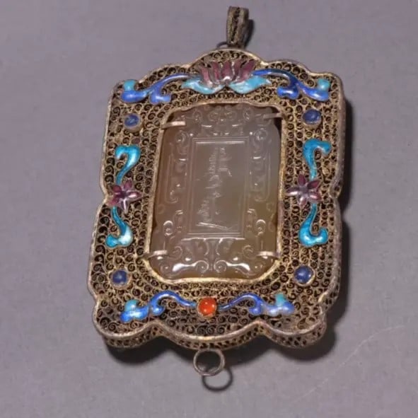 A fine Qing Dynasty silver-gilt inlaid agate blue fasting plaque: Qing Dynasty silver-gilt inlaid agate blue-baked fasting plaqueSIZE:H:11.4cm W:7.2cm W:152.8g(The Dimensions Of All Batches Are Manually Measured.If You Need More Detailed Information, Please Contact 