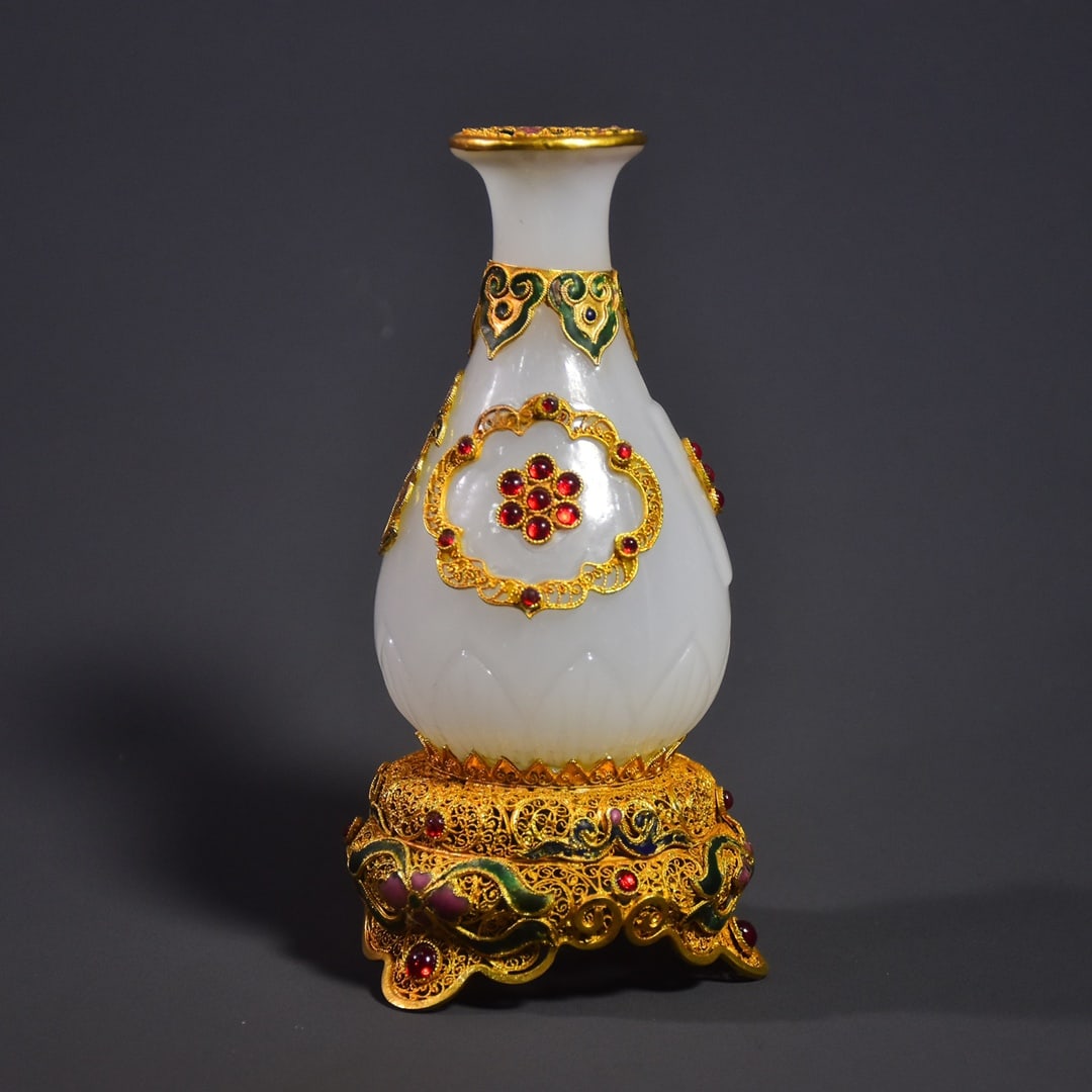 A beautiful Qing Dynasty cloisonn?? inlaid glazed vase: A Qing Dynasty cloisonne inlaid glazed vaseSIZE:H:17cm W:8cm W:286g(The Dimensions Of All Batches Are Manually Measured.If You Need More Detailed Information, Please Contact Our Customer Service Befor