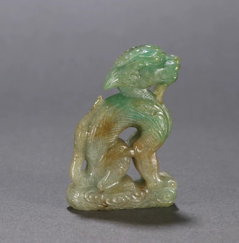 A beautiful Qing Dynasty jadeite 'Gazing at the Sky' ornament (1 of 9)