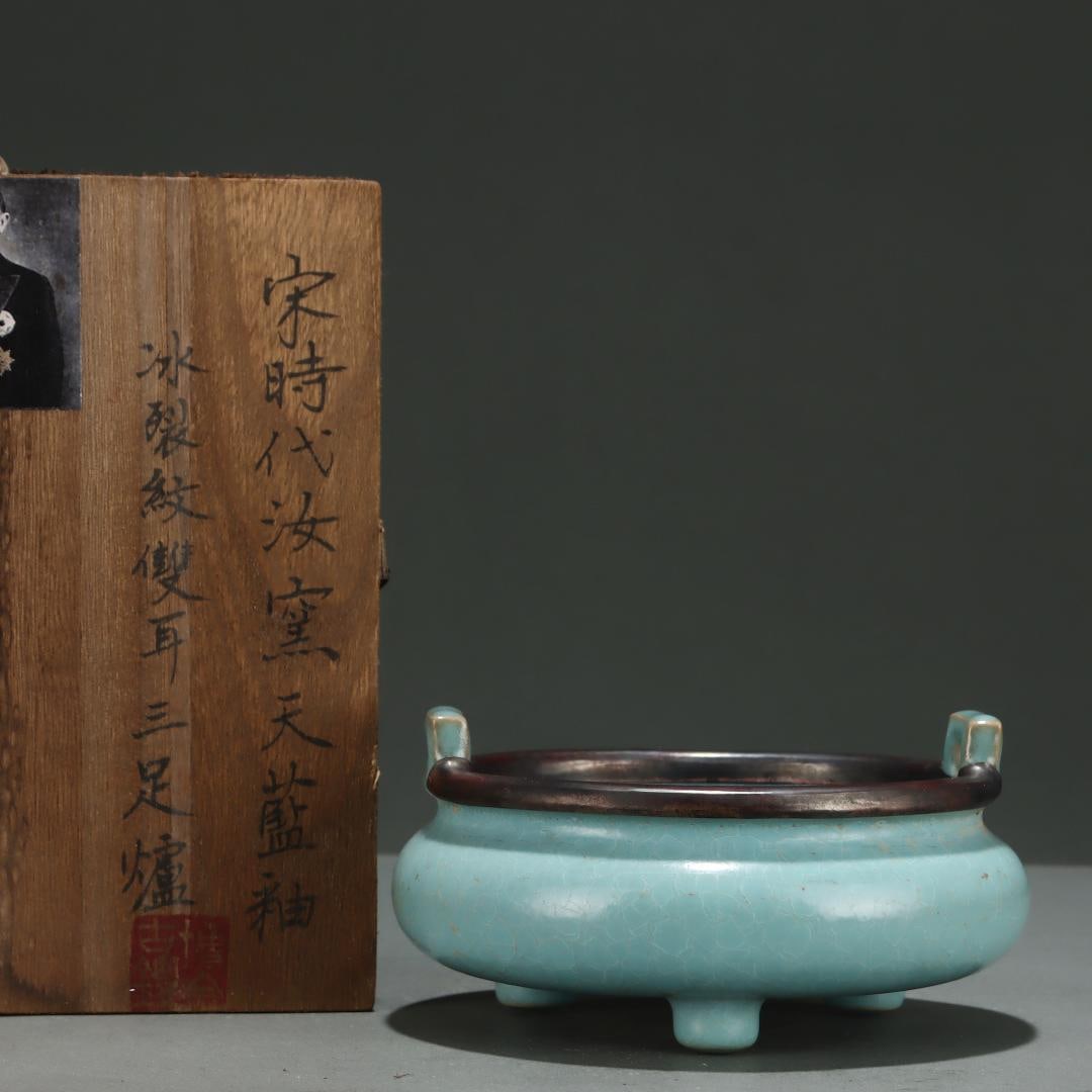 A fine Song Dynasty Ru kiln sky-blue glaze ice-cracked double-handled tripod burner: Song Dynasty Ru kiln sky-blue glaze ice crack pattern double-handled tripod censerSIZE:H:7.8cm W:15.5cm(The Dimensions Of All Batches Are Manually Measured.If You Need More Detailed Information, Pleas