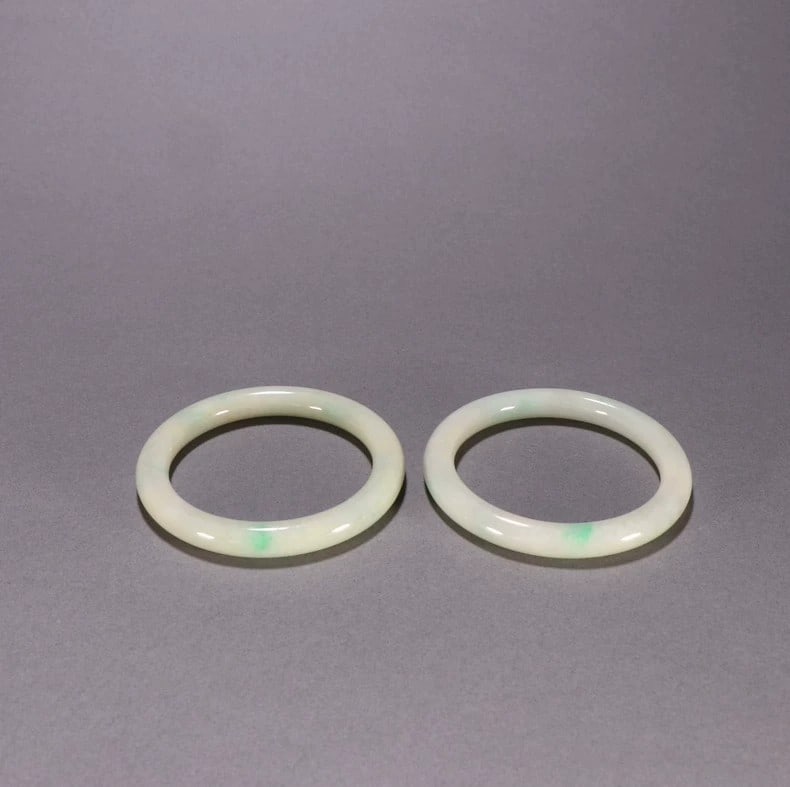A beautiful Qing Dynasty jadeite bracelet (1 of 7)