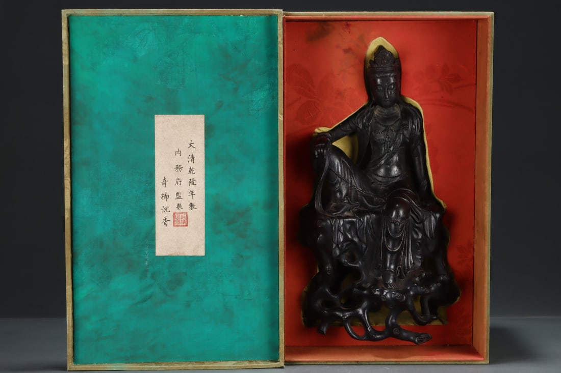 A beautiful Qing Dynasty agarwood wood carved Guanyin ornament: Qing Dynasty agarwood carved Guanyin ornamentSIZE:L:21.5cm W:18cm H:42.5cm(The Dimensions Of All Batches Are Manually Measured.If You Need More Detailed Information, Please Contact Our Customer Servic