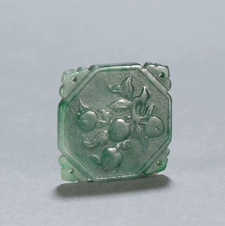 A beautiful Qing Dynasty jadeite peach pendant with longevity patterns: Qing Dynasty jadeite peach peach pendant patternSIZE:3.9x3.9cm W:16.6g(The Dimensions Of All Batches Are Manually Measured.If You Need More Detailed Information, Please Contact Our Customer Service Be