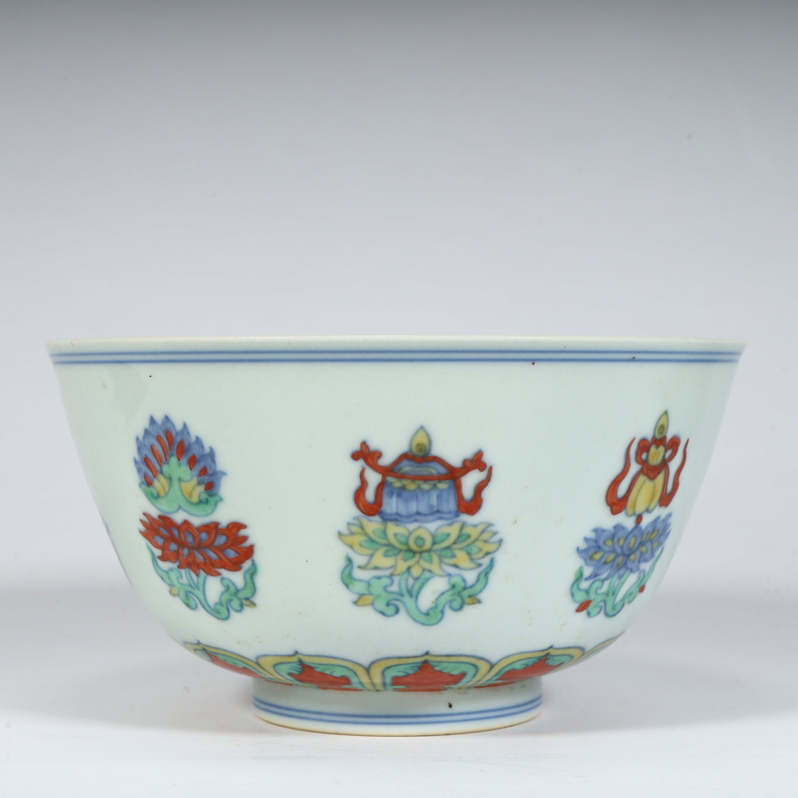 A beautiful bowl with eight auspicious patterns from the Qing Dynasty doucai (doucai).: Qing Dynasty bowl with eight auspicious patterns of doucaiSIZE:H: 9cm L: 16.5cm W: 16.5cm W: 322.7g(The Dimensions Of All Batches Are Manually Measured.If You Need More Detailed Information, Please Co