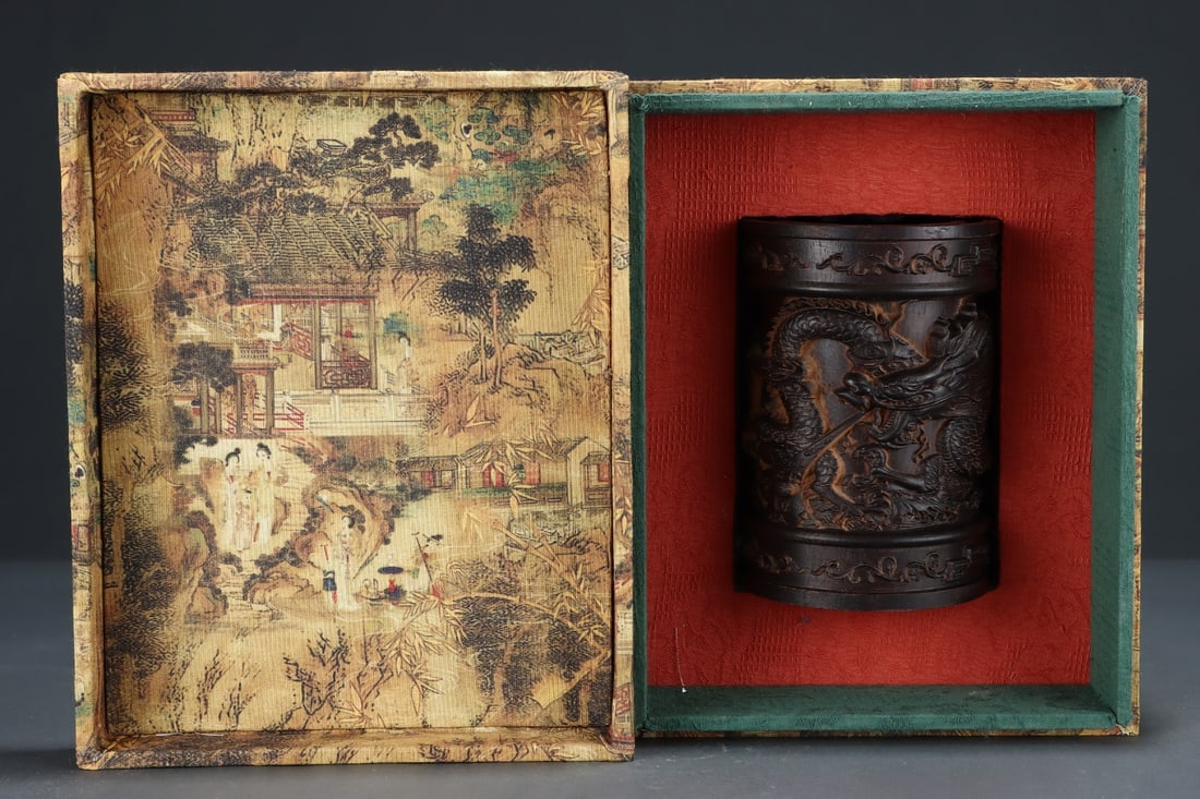 A fine Qing Dynasty agarwood brush pot with two dragons playing with a pearl: Qing Dynasty agarwood brush pot with two dragons playing with a pearlSIZE:H:14.8cm W:10.3cm(The Dimensions Of All Batches Are Manually Measured.If You Need More Detailed Information, Please Contact Ou