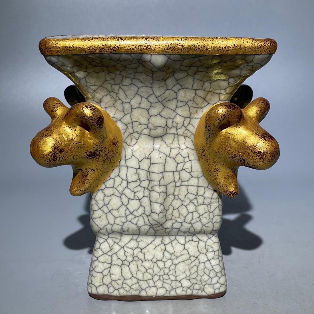 A fine Song Dynasty Ge kiln with gilded double ram head square zun vessels: Song Dynasty Ge kiln gilded double ram-head square zun vesselSIZE:15x14cm(The Dimensions Of All Batches Are Manually Measured.If You Need More Detailed Information, Please Contact Our Customer Service