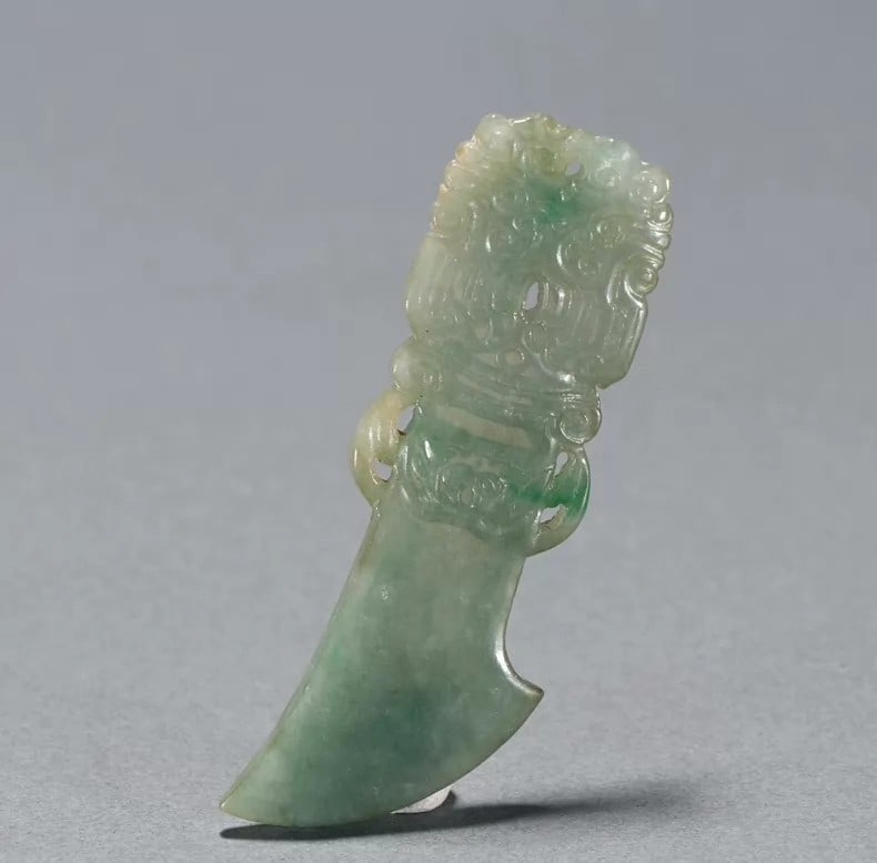 A beautiful Qing Dynasty jadeite axe pendant (1 of 8)