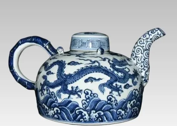A fine Ming Dynasty Yongle blue-and-white sea water dragon motif bamboo flask (1 of 9)