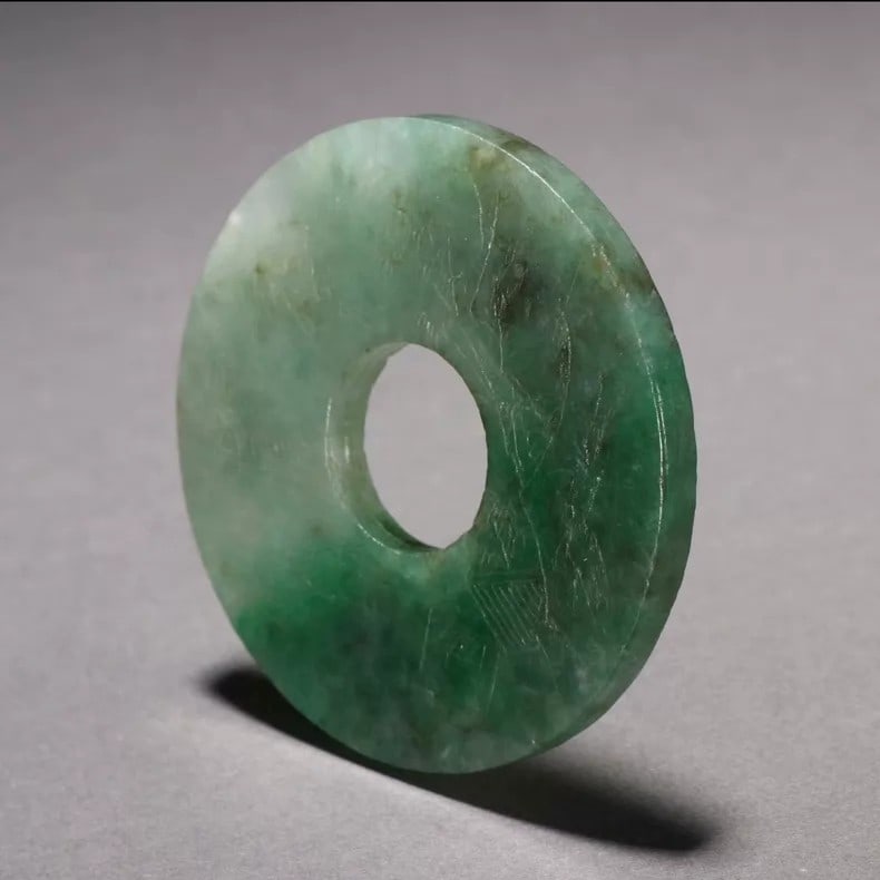 A beautiful Qing Dynasty jadeite jade bi with landscape conception: A jade bi wall carved with a landscape in the Qing DynastySIZE:W:0.4?MD:5.6?MW:35g(The Dimensions Of All Batches Are Manually Measured.If You Need More Detailed Information, Please Contact Our Custome