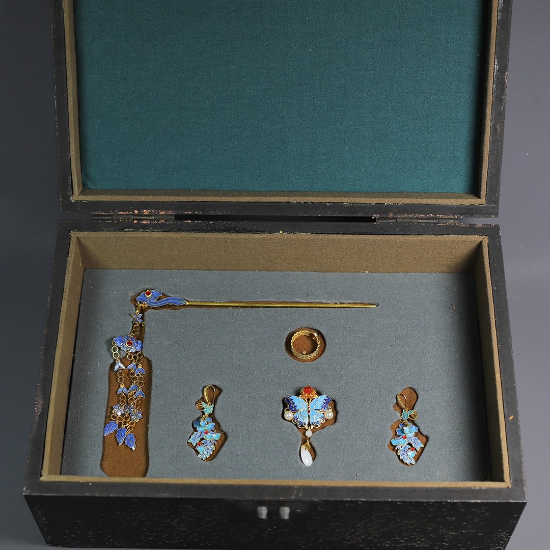 A set of exquisite Qing Dynasty copper gilt cloisonn?? craft jewelry: A set of Qing Dynasty gilt bronze cloisonne craft jewelrySIZE: Hairpin W:21g L:18cm W:3cm Pair of earrings W:9g H:5cm W:2cm Chest W:9g H:6cm W:3cm Ring W:3g D:2cm(The Dimensions Of All Batches Are Man