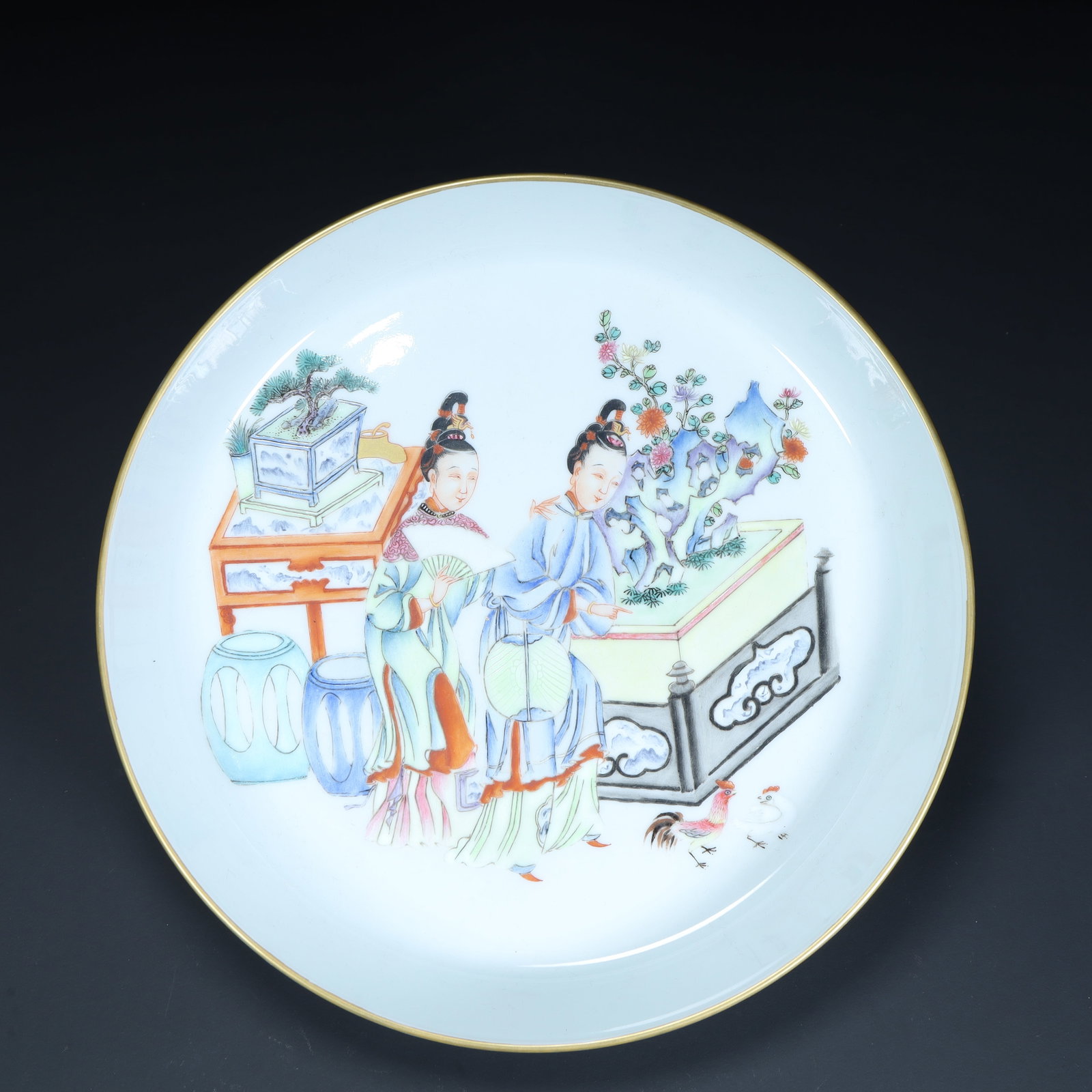 A fine Qing Dynasty famille rose plate with elegant gathering patterns and gilded decorations: A gold plate decorated with Qing dynasty famille rose ladies' elegant gatheringsSIZE:H: 4.5cm L: 20cm W: 20cm W: 0.7kg(The Dimensions Of All Batches Are Manually Measured.If You Need More Detailed Inf