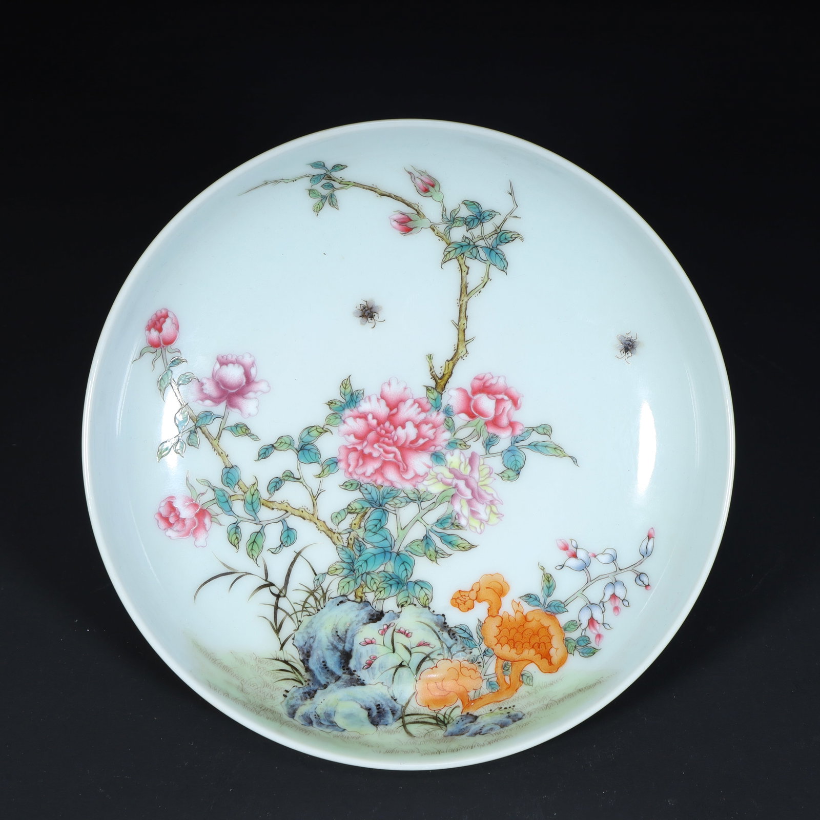 A delicate Qing Dynasty famille rose plate with peony floral patterns: Qing Dynasty famille rose peony floral patterned plateSIZE:H: 3cm L: 15cm W: 15cm W: 179g(The Dimensions Of All Batches Are Manually Measured.If You Need More Detailed Information, Please Contact Our 