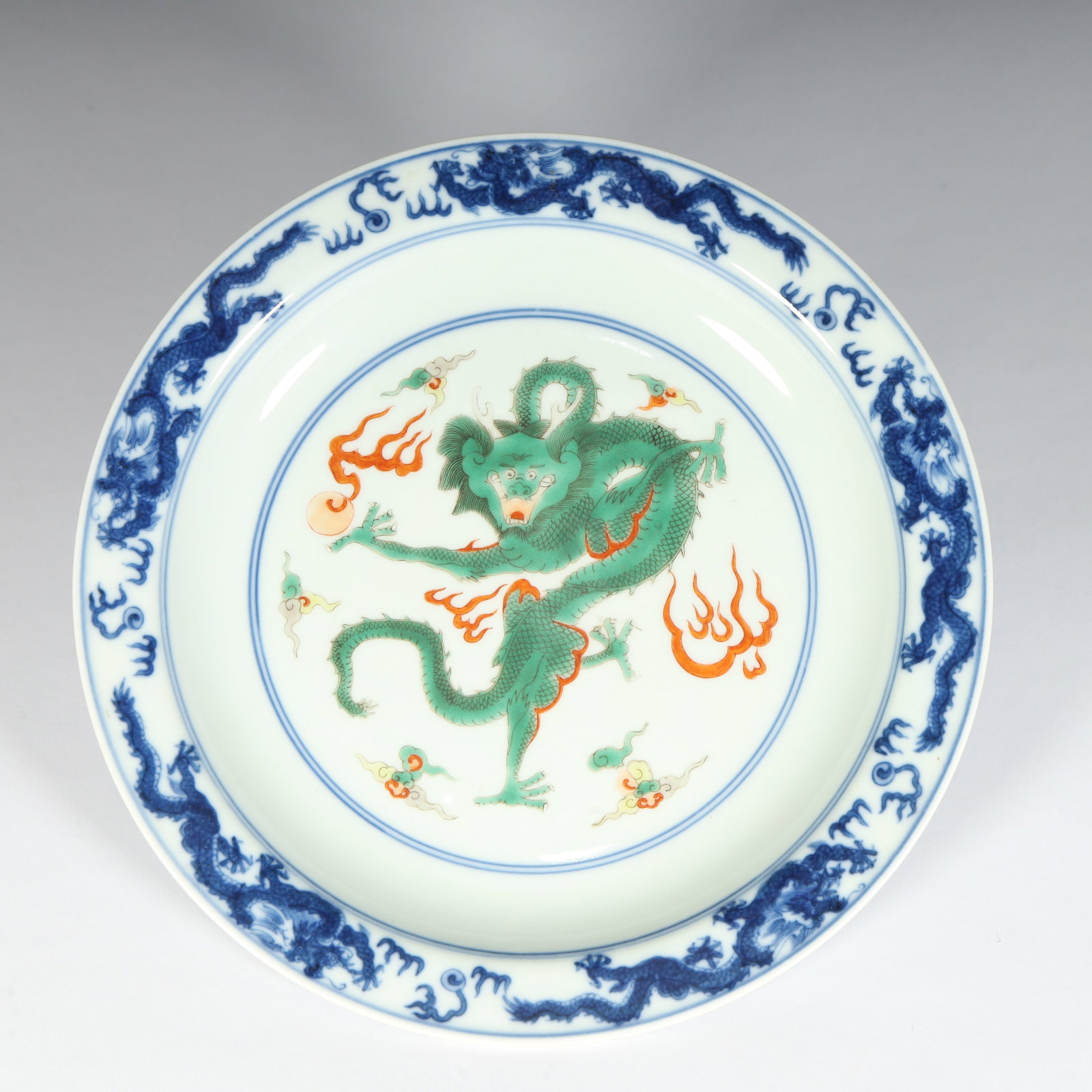 A beautiful Qing Dynasty blue-and-white five-colored dragon patterned plate: Qing Dynasty blue-and-white five-colored dragon-patterned plateSIZE:H: 3.5cm L: 21cm W: 21cm W: 378g(The Dimensions Of All Batches Are Manually Measured.If You Need More Detailed Information, Please C