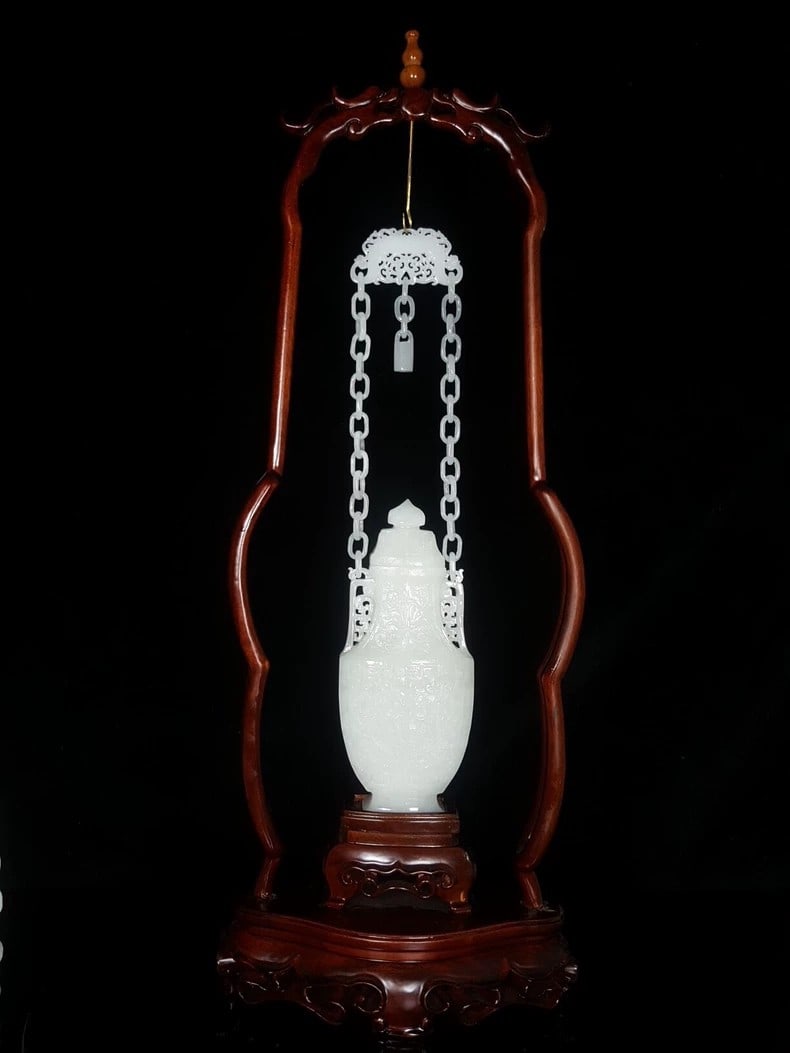 A beautiful Qing Dynasty Hetian white jade integrated chain auspicious and wish-fulfilling vase: Qing Dynasty Hetian white jade integrated chain auspicious and ruyi vase ornamentSIZE: With Strap L: 310mm W: 453g(The Dimensions Of All Batches Are Manually Measured.If You Need More Detailed Informa