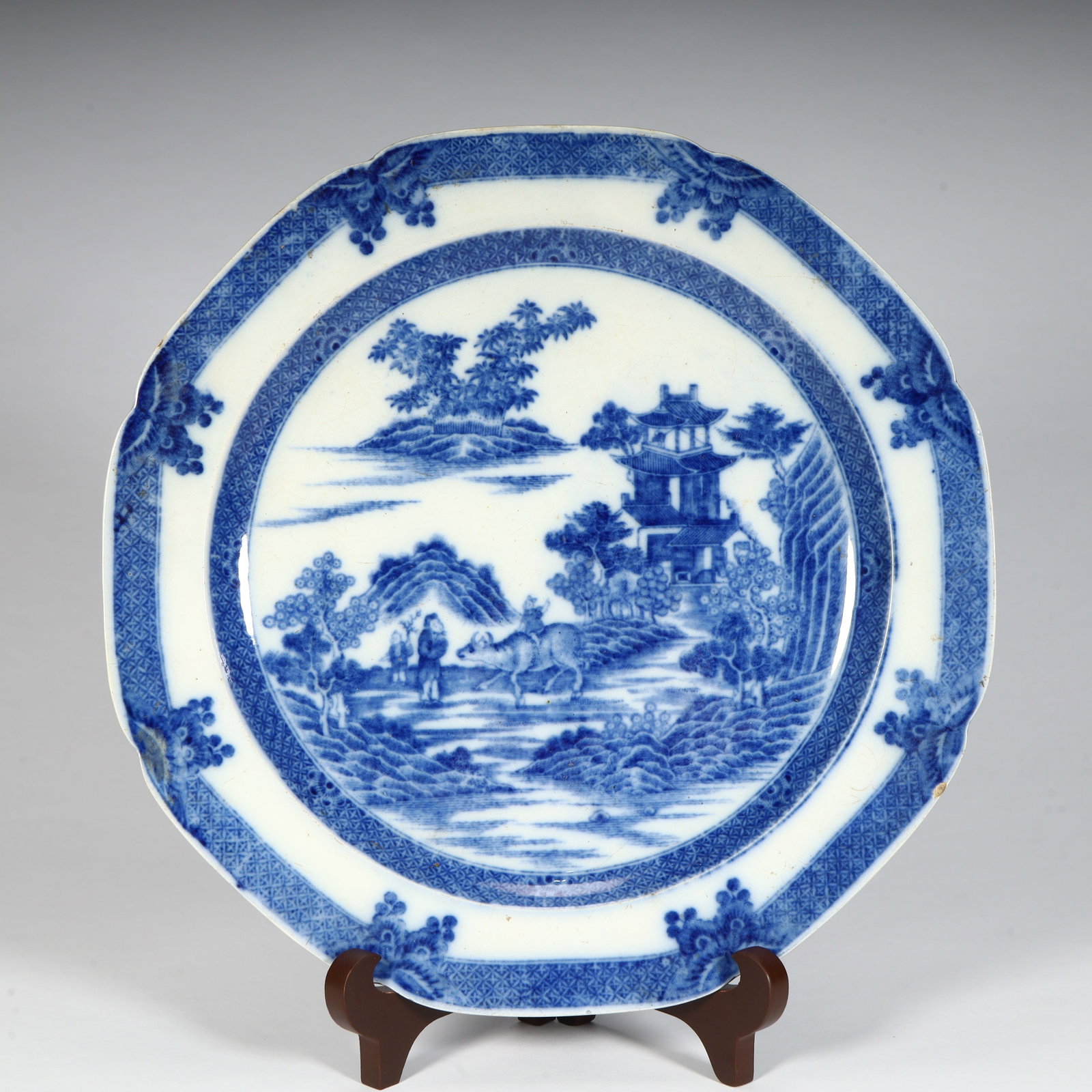A fine Qing Dynasty blue-and-white landscape plate with figure patterns (1 of 9)