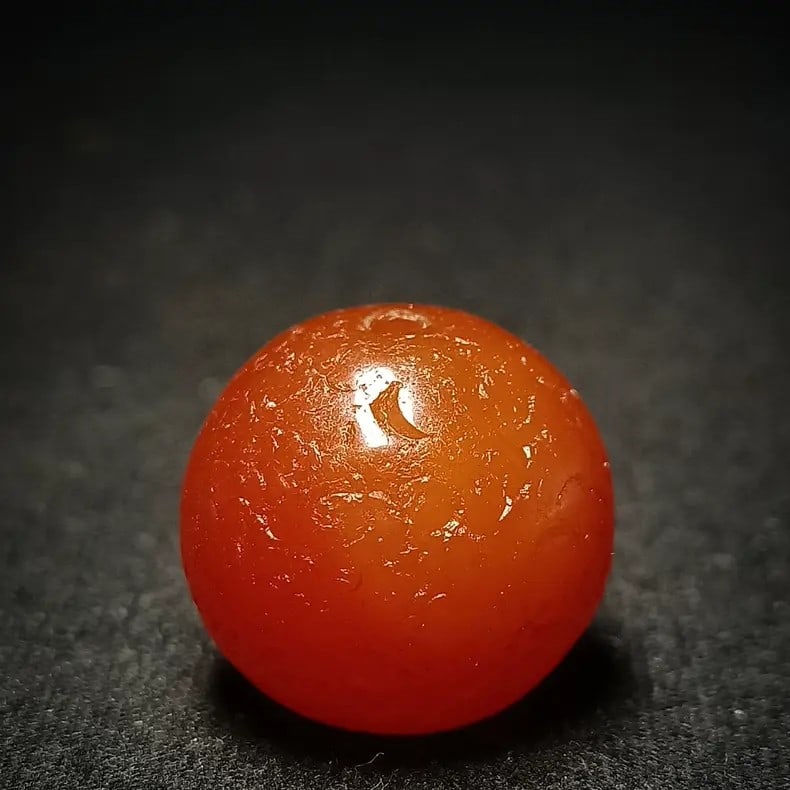 A delicate Han Dynasty agate bead: Han dynasty agate beadsSIZE:D:1.2cm(The Dimensions Of All Batches Are Manually Measured.If You Need More Detailed Information, Please Contact Our Customer Service Before Bidding.)