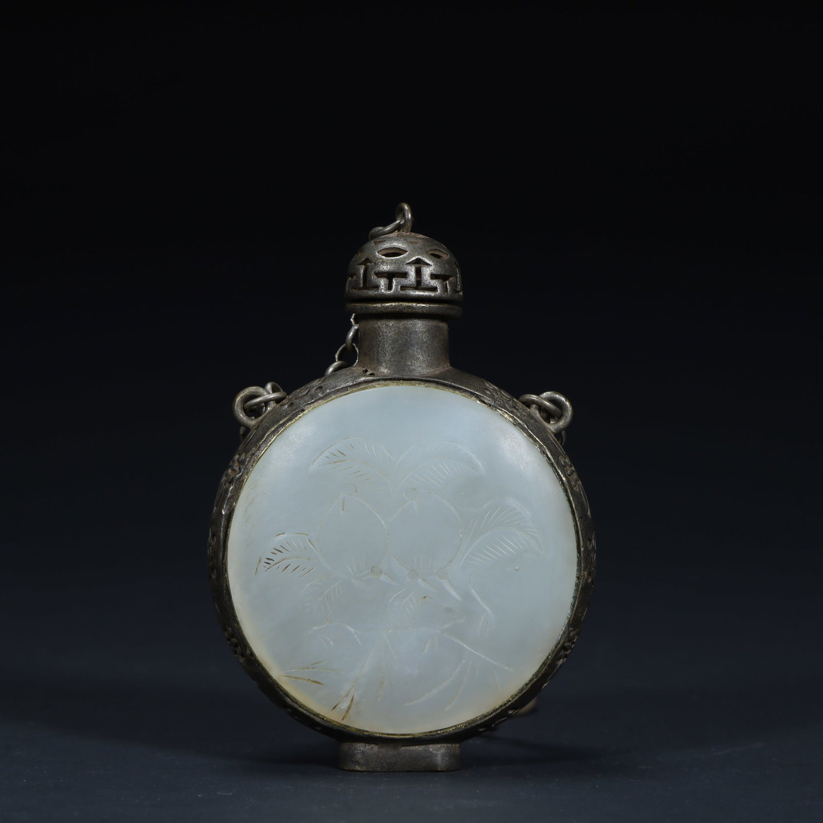A beautiful Qing Dynasty silver-inlaid Hetian jade sachet: Qing Dynasty silver-inlaid Hetian jade sachetSIZE:H: 8.8cm L: 5.5cm W: 2.3cm W: 100.8g(The Dimensions Of All Batches Are Manually Measured.If You Need More Detailed Information, Please Contact Our Cus