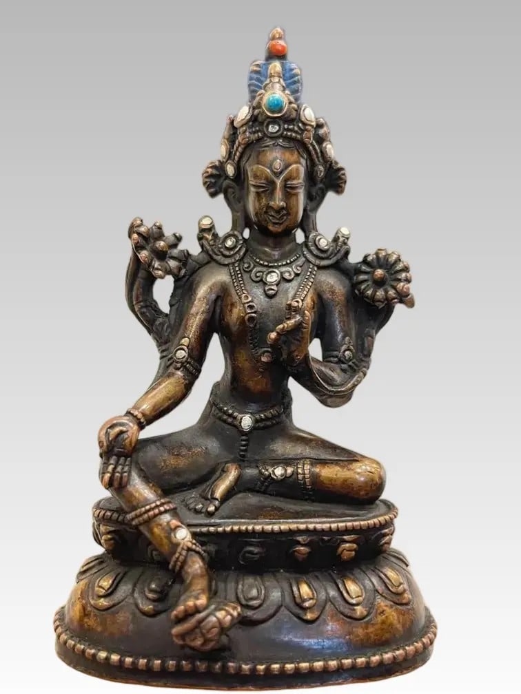 A fine piece of Qing dynasty red copper inlaid with silver and gemstone-green Tara: Qing dynasty red copper inlaid with silver and gemstone green taraSIZE: H: 10.3cm Bottom D: 6cm(The Dimensions Of All Batches Are Manually Measured.If You Need More Detailed Information, Please Contac