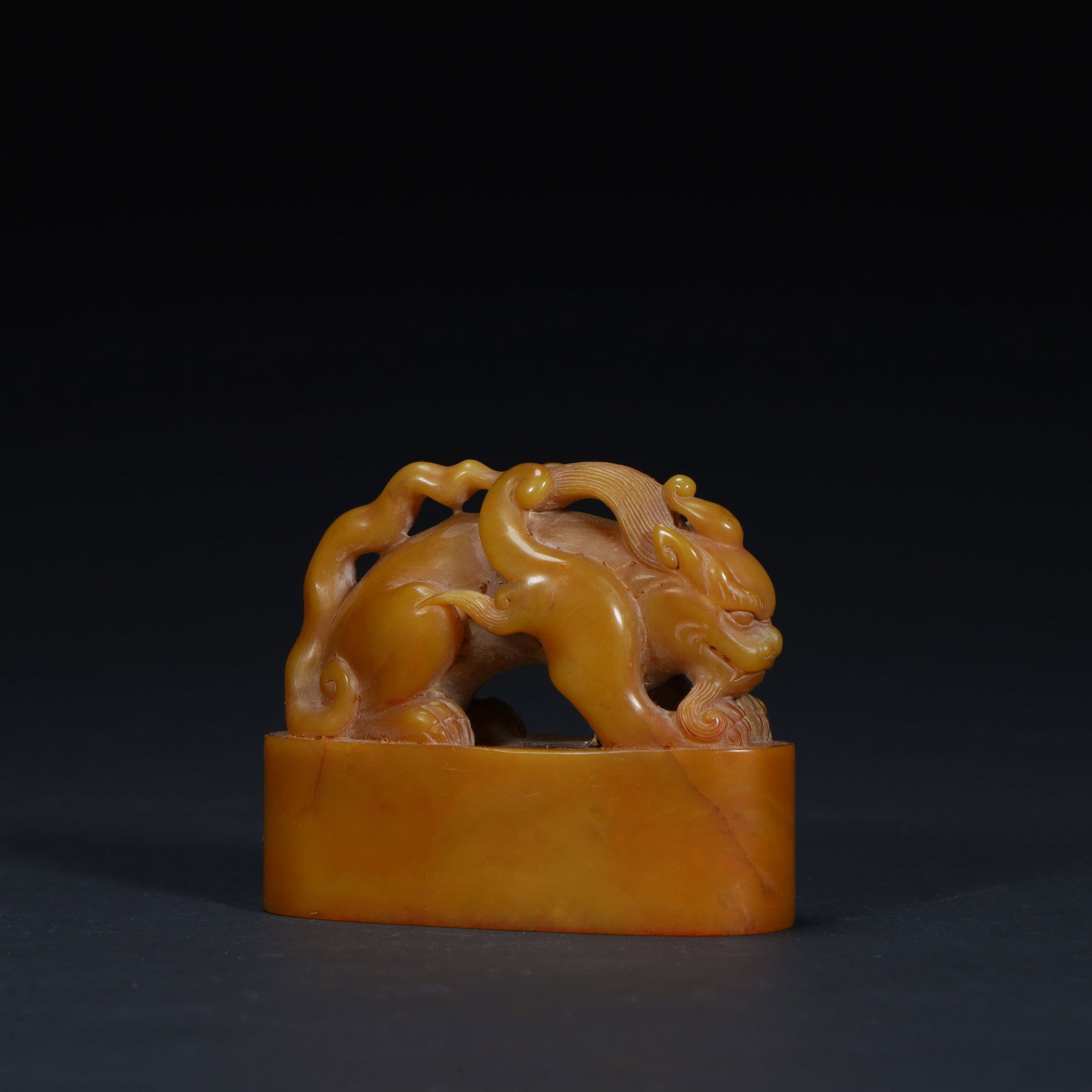 A fine Qing Dynasty Tianhuang stone auspicious beast knob seal: Qing Dynasty Tianhuang stone auspicious beast knob sealSIZE:H: 5cm L: 6cm W: 2.4cm W: 96g(The Dimensions Of All Batches Are Manually Measured.If You Need More Detailed Information, Please Contact Our 