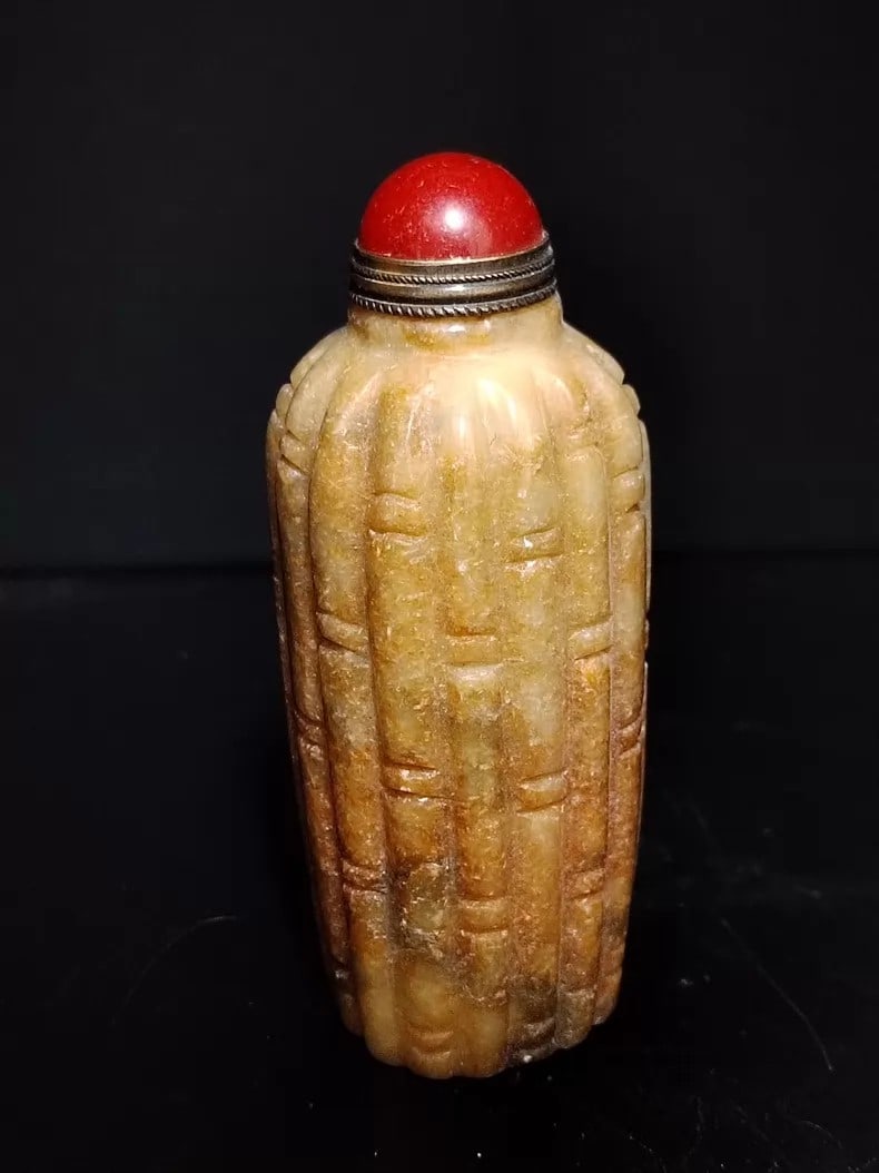 A fine Han Dynasty Hetian jade snuff bottle (1 of 5)