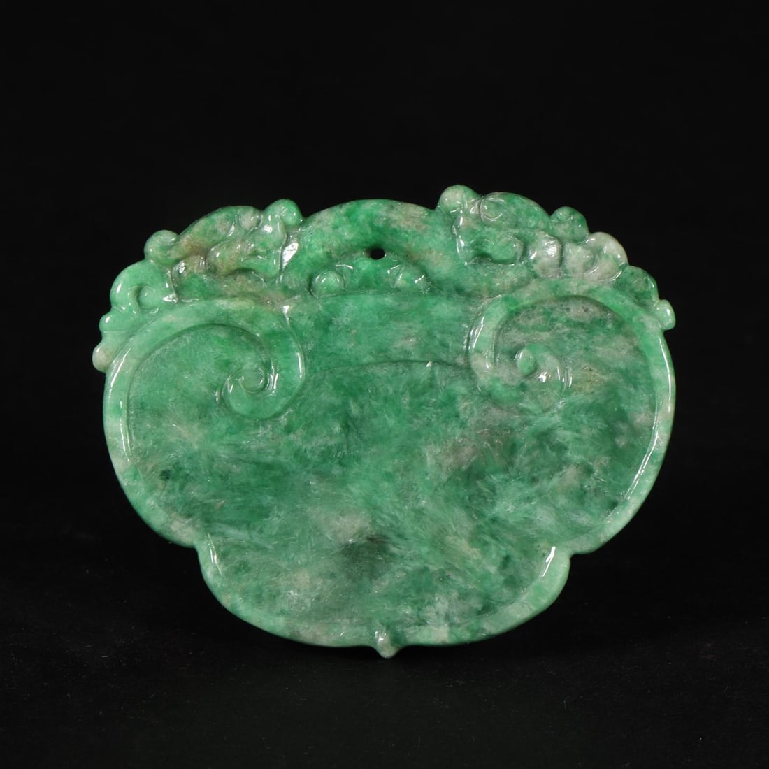 A beautiful Qing Dynasty jade pendant: Qing Dynasty jadeite pendantSIZE:L:5.1cm W:4.1cm W:0.3cm W:16g(The Dimensions Of All Batches Are Manually Measured.If You Need More Detailed Information, Please Contact Our Customer Service Before Bid