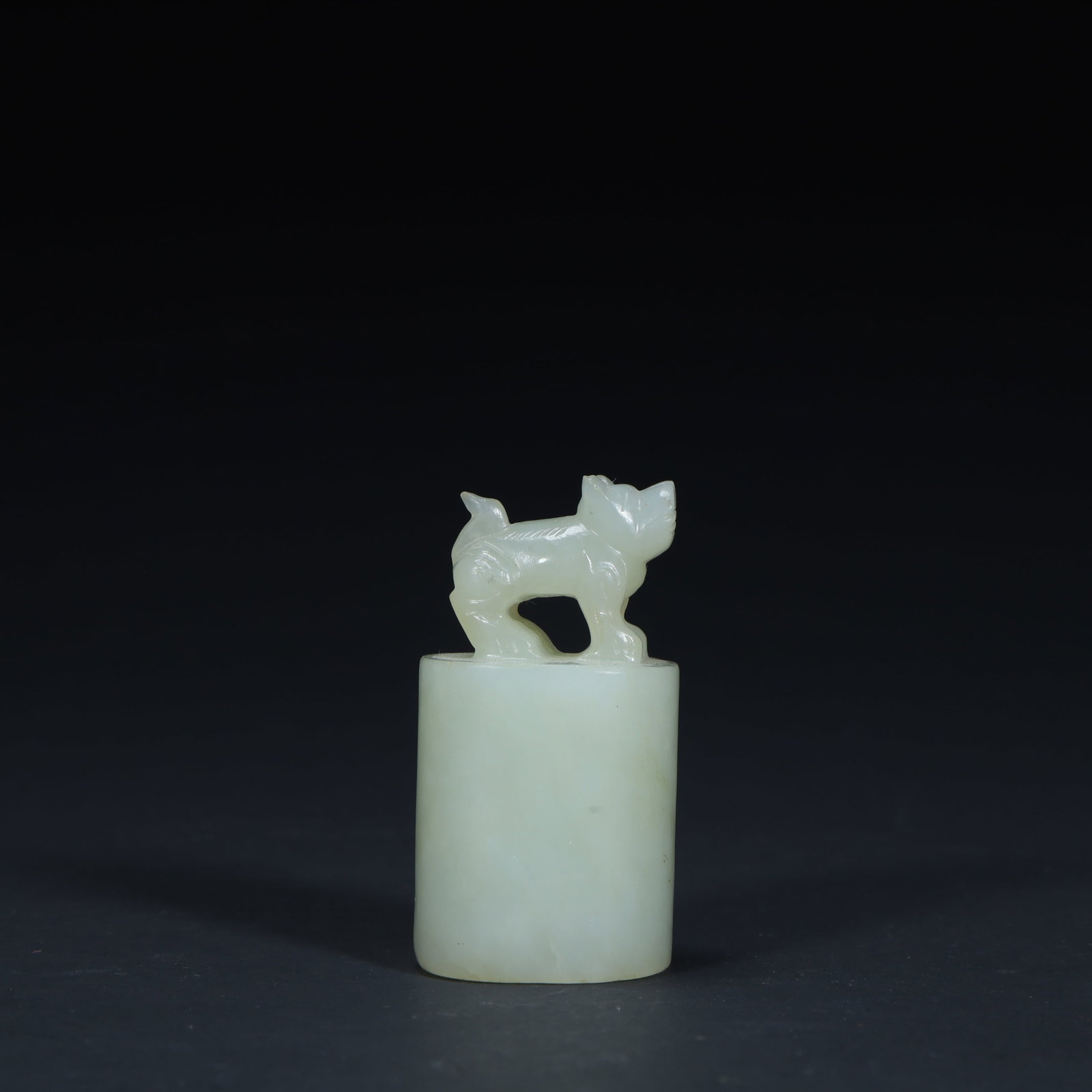 A beautiful round seal made of Qing dynasty Hetian white jade with a knob knob: Qing Dynasty Hetian white jade round badge with a knob knobSIZE:H: 5.5cm L: 3.5cm W: 3cm W: 67.3g(The Dimensions Of All Batches Are Manually Measured.If You Need More Detailed Information, Please Cont