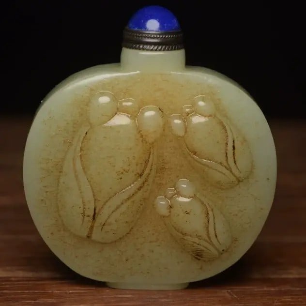 A fine Ming Dynasty Hetian yellow jade snuff bottle: Ming Dynasty Hetian yellow jade snuff bottleSIZE: 6.3x5.7x1.7cm W: 90g(The Dimensions Of All Batches Are Manually Measured.If You Need More Detailed Information, Please Contact Our Customer Service Be