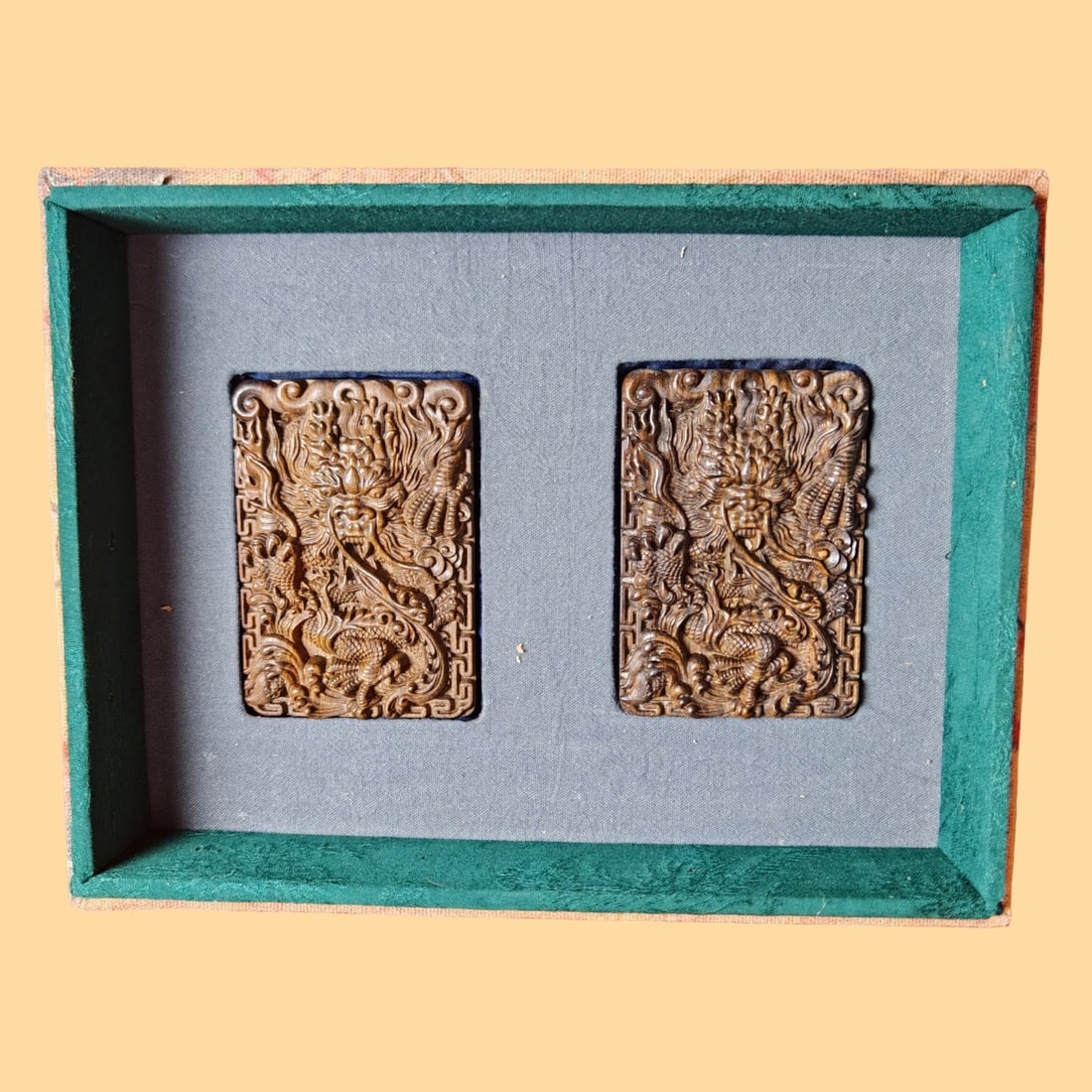 A fine Qing Dynasty agarwood dragon pattern plaque: Qing Dynasty agarwood dragon-patterned plaqueSIZE:L:10cm W:7cm(The Dimensions Of All Batches Are Manually Measured.If You Need More Detailed Information, Please Contact Our Customer Service Before Bid