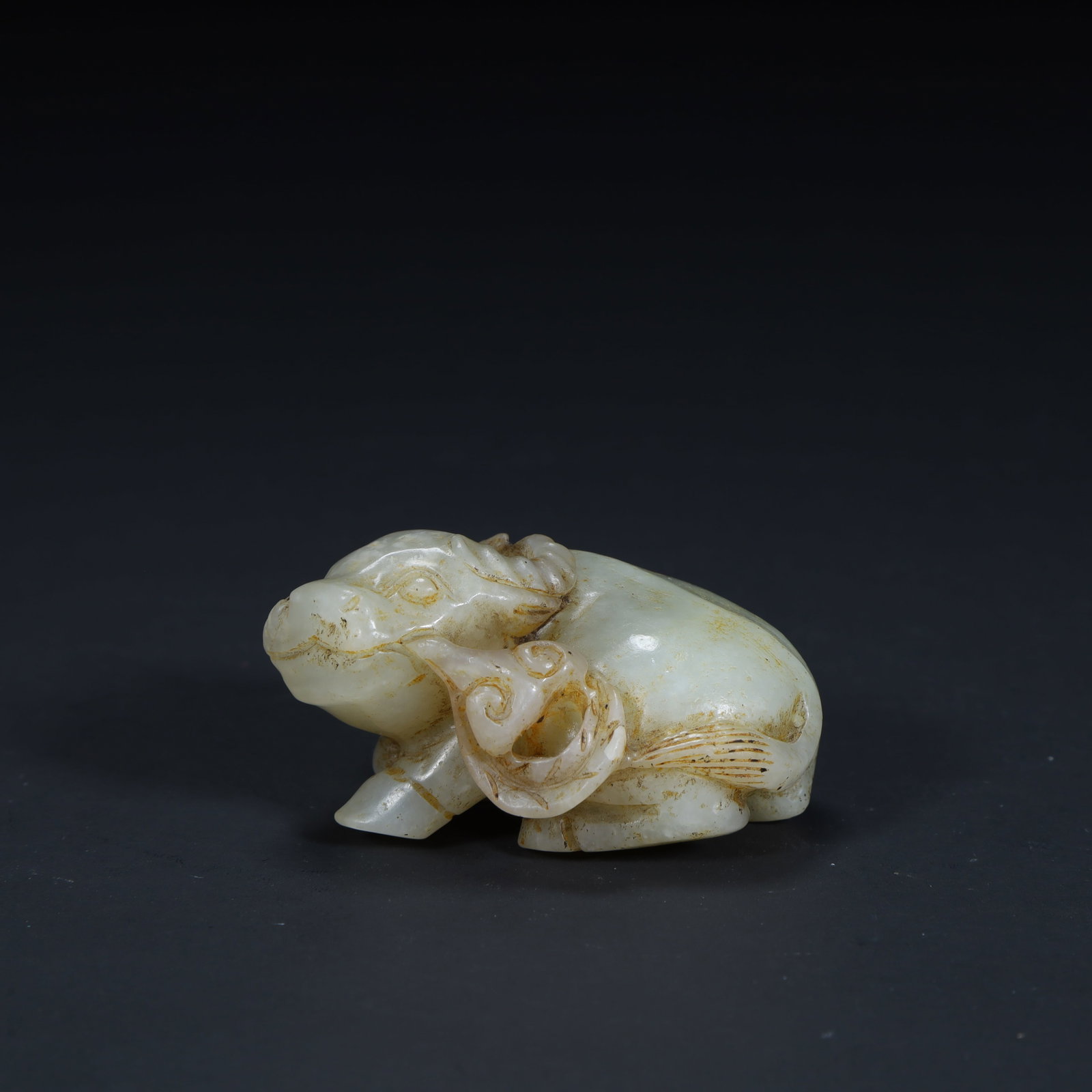 A beautiful Qing Dynasty Hetian white jade reclining ox holding a lingzhi mushroom ornament: Qing Dynasty Hetian white jade reclining ox holding lingzhi mushroom ornamentSIZE:H: 3cm L: 5.5cm W: 5cm W: 97g(The Dimensions Of All Batches Are Manually Measured.If You Need More Detailed Informatio