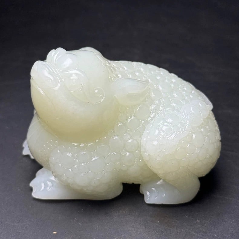A beautiful Qing Dynasty Hetian jade golden toad attracts wealth and treasure: The Qing Dynasty Hetian jade golden toad attracts wealth and treasuresSIZE:74x58x57mmW:332g(The Dimensions Of All Batches Are Manually Measured.If You Need More Detailed Information, Please Contact Ou