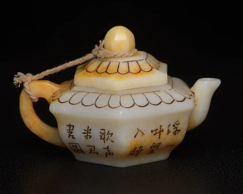 A fine Qing Dynasty Hetian jade teapot (1 of 7)