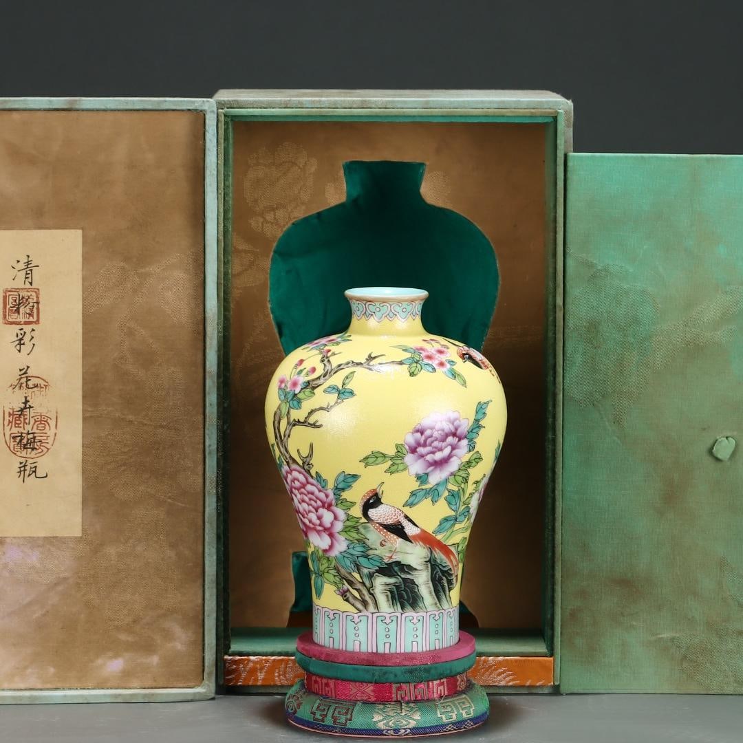 A beautiful famille rose plum vase from the Qianlong period of the Qing Dynasty: A famille rose plum vase made during the Qianlong period of the Qing DynastySIZE:H:19.3cm D:13cm(The Dimensions Of All Batches Are Manually Measured.If You Need More Detailed Information, Please Conta
